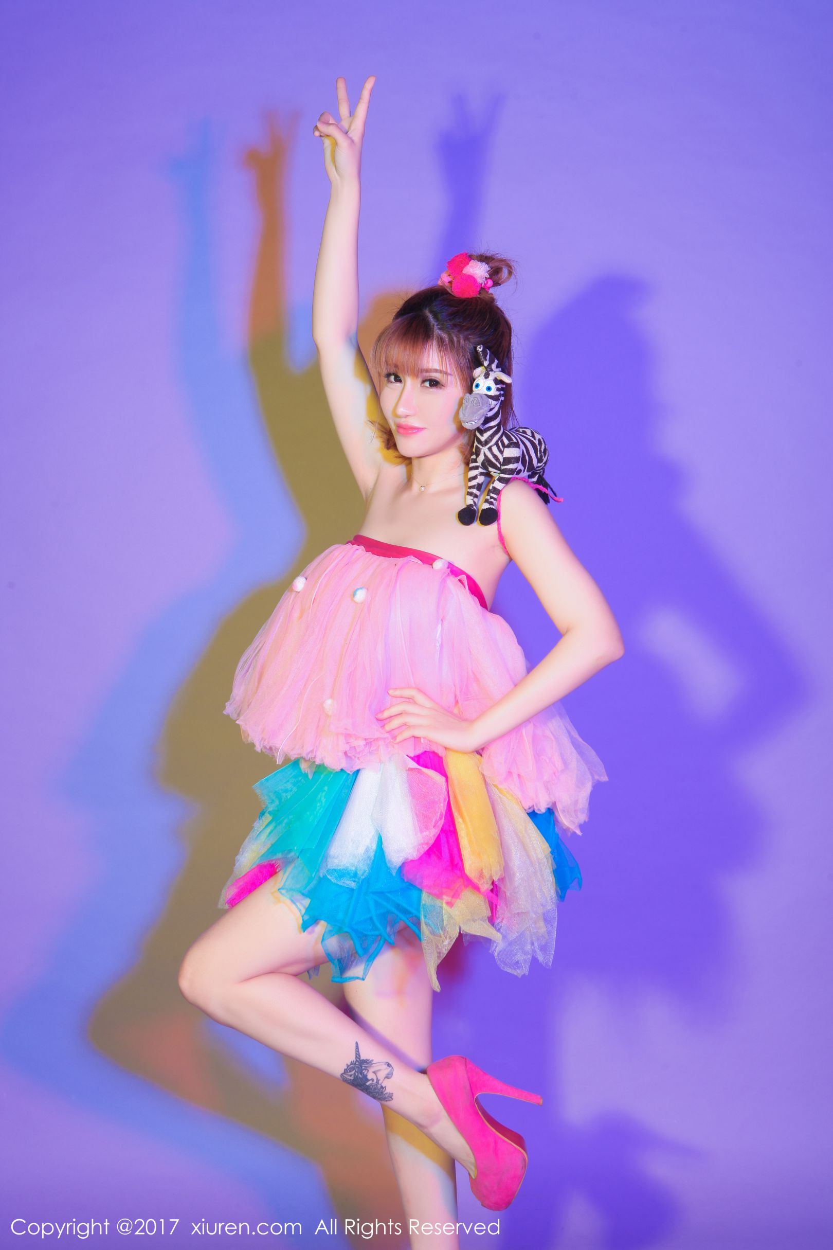 [XiuRen秀人网] No.722 K8傲娇萌萌Vivian - COS超级索尼子与梦幻七彩裙子 写真图片[(第15页)