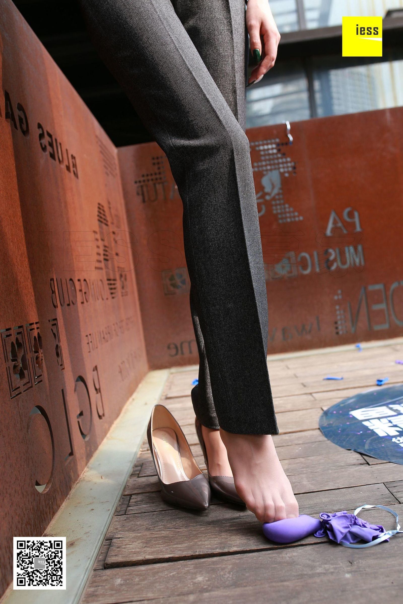 [IESS异思趣向] 丝享家231 双双 《御姐短丝西装裤》 丝足写真套图[99](第24页)