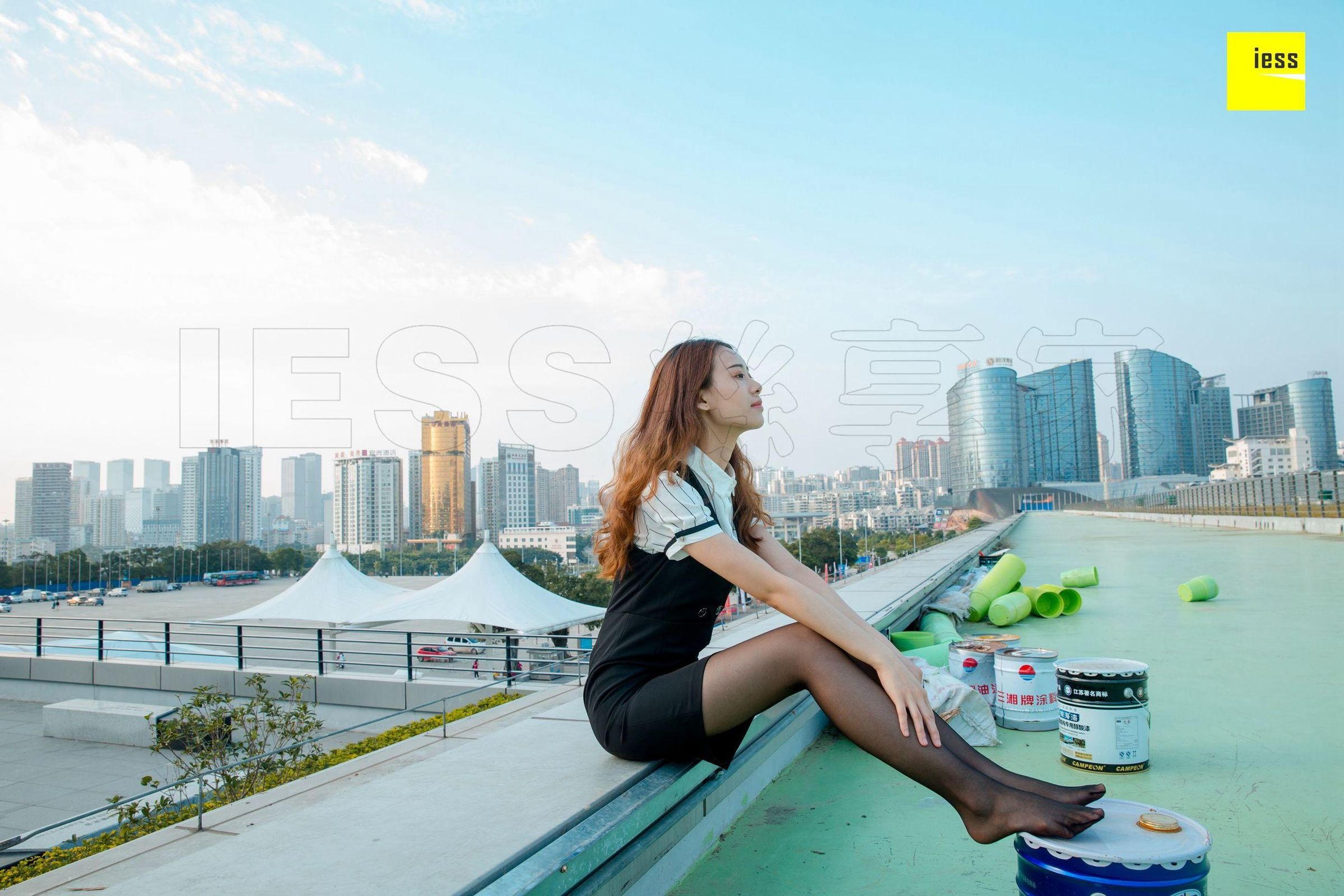 [IESS异思趣向] 丝享家237 暖暖 《快看！楼顶上有个黑丝女》 丝足写真套图[85](第27页)