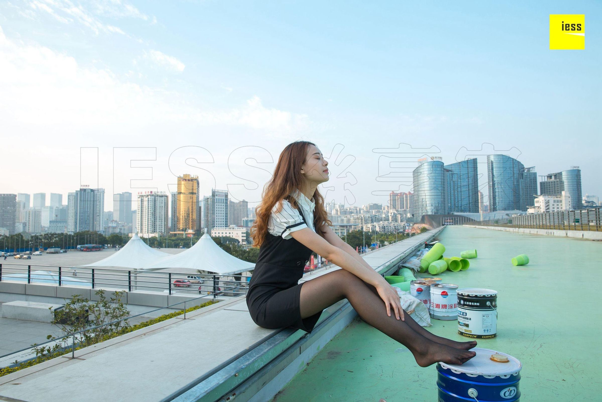 [IESS异思趣向] 丝享家237 暖暖 《快看！楼顶上有个黑丝女》 丝足写真套图[85](第28页)
