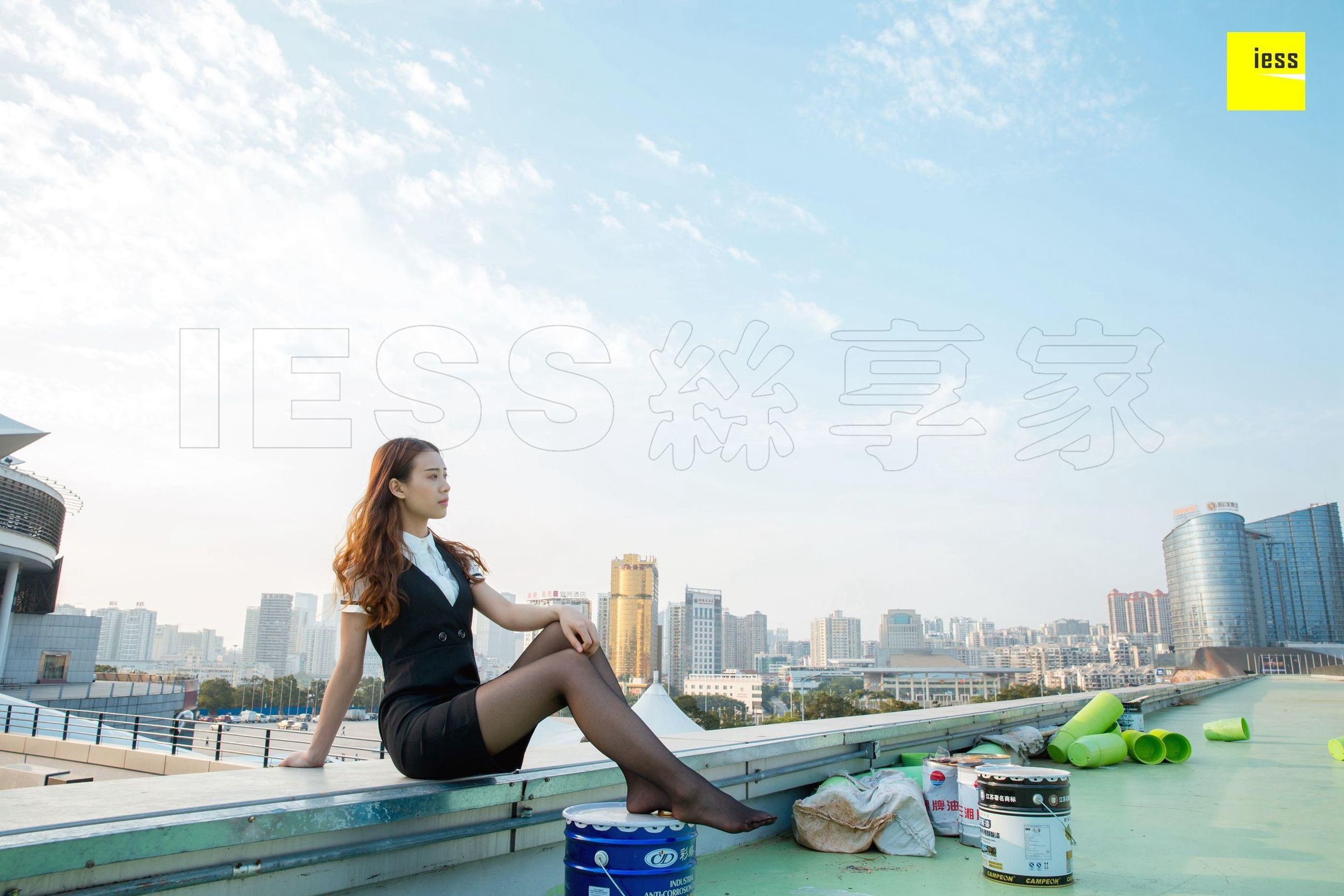 [IESS异思趣向] 丝享家237 暖暖 《快看！楼顶上有个黑丝女》 丝足写真套图[85](第49页)