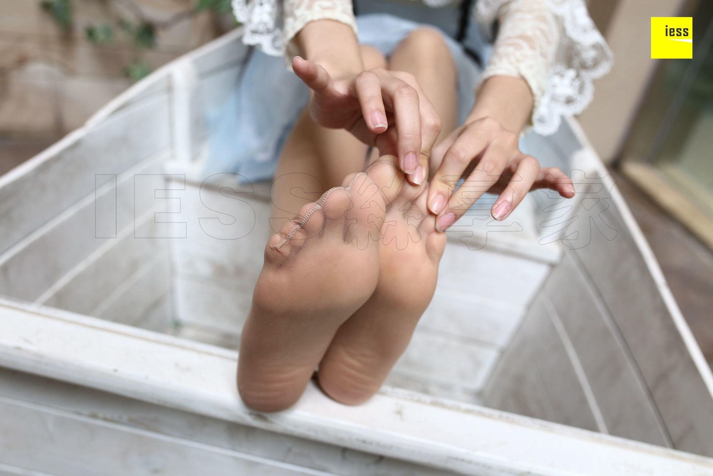 [IESS异思趣向] 丝享家233 木木 《蕾丝花姑娘肉丝》 丝足写真套图[84](第80页)