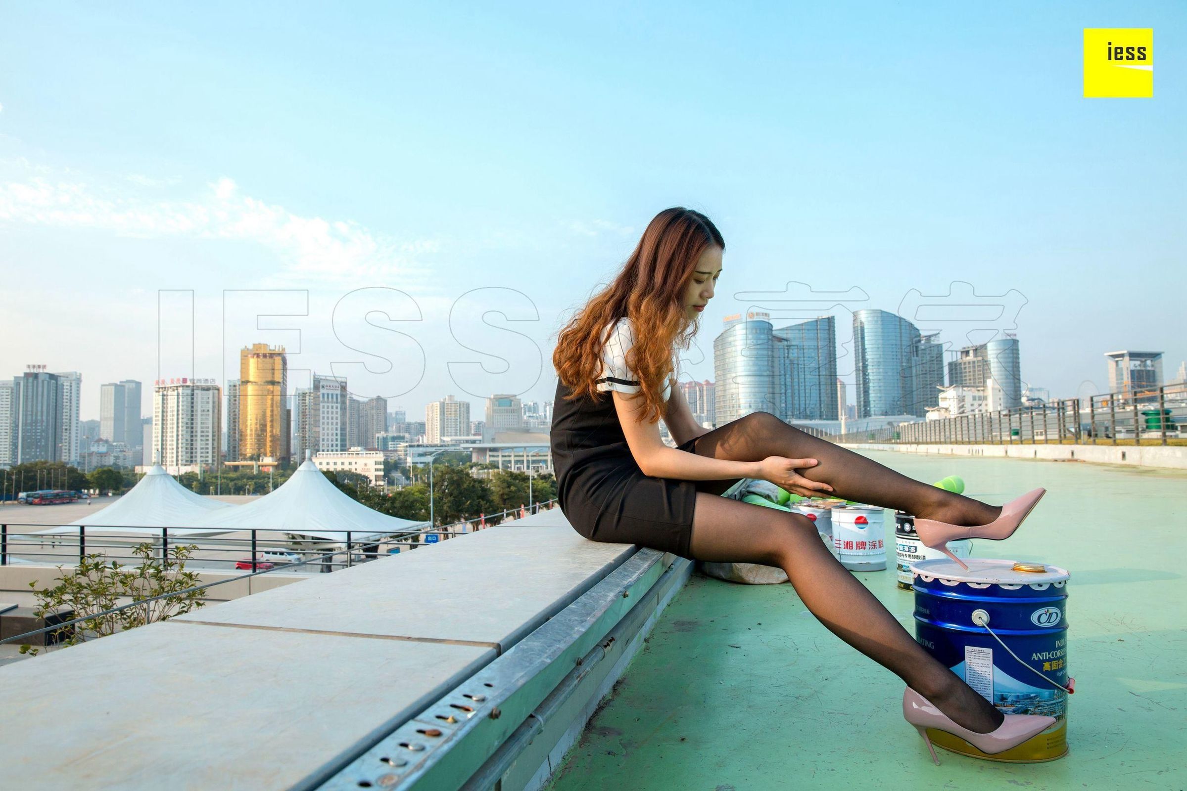 [IESS异思趣向] 丝享家237 暖暖 《快看！楼顶上有个黑丝女》 丝足写真套图[85](第84页)