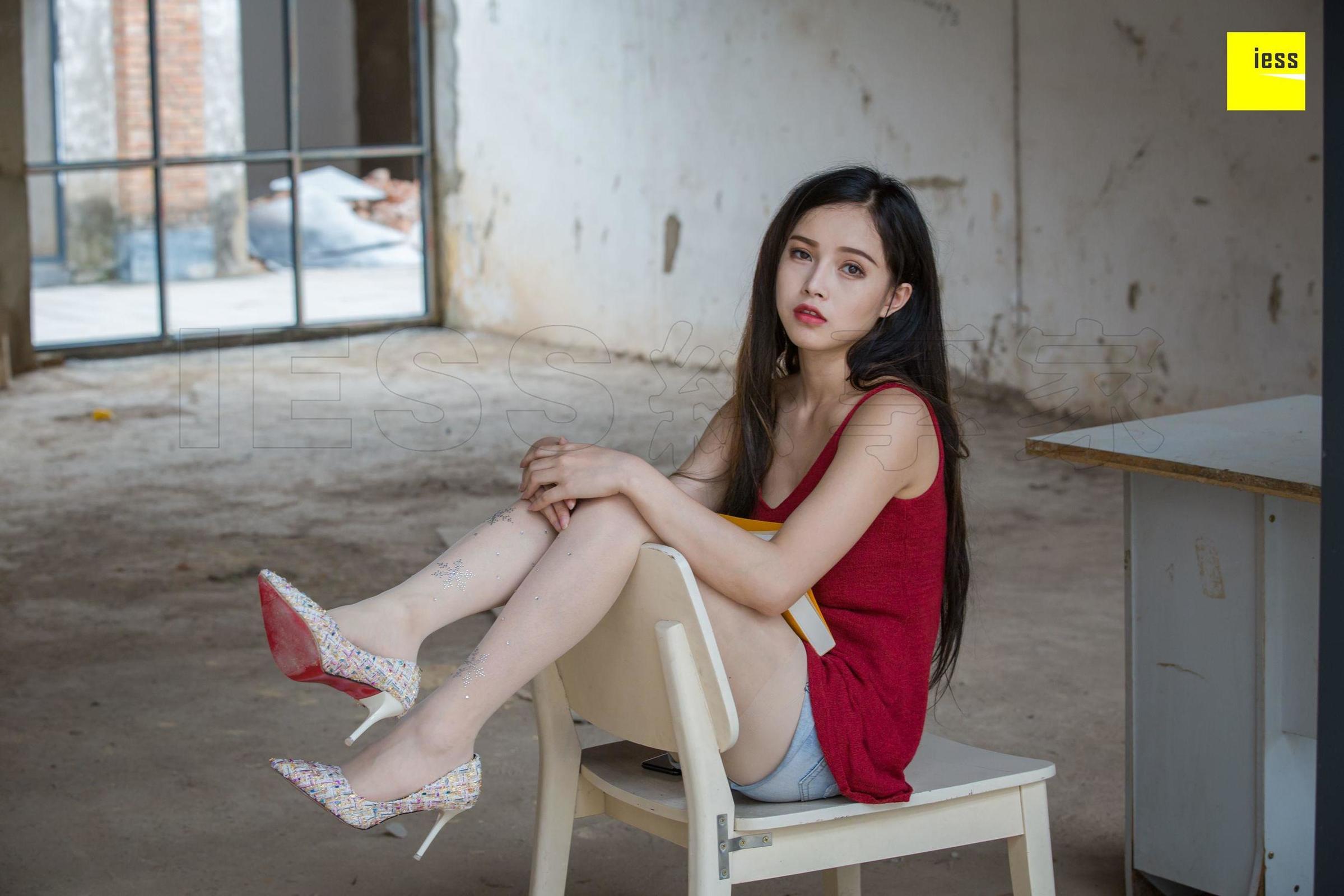 [IESS异思趣向] 丝享家242 小羽 《网红的水钻白丝》 丝足写真套图[98](第85页)