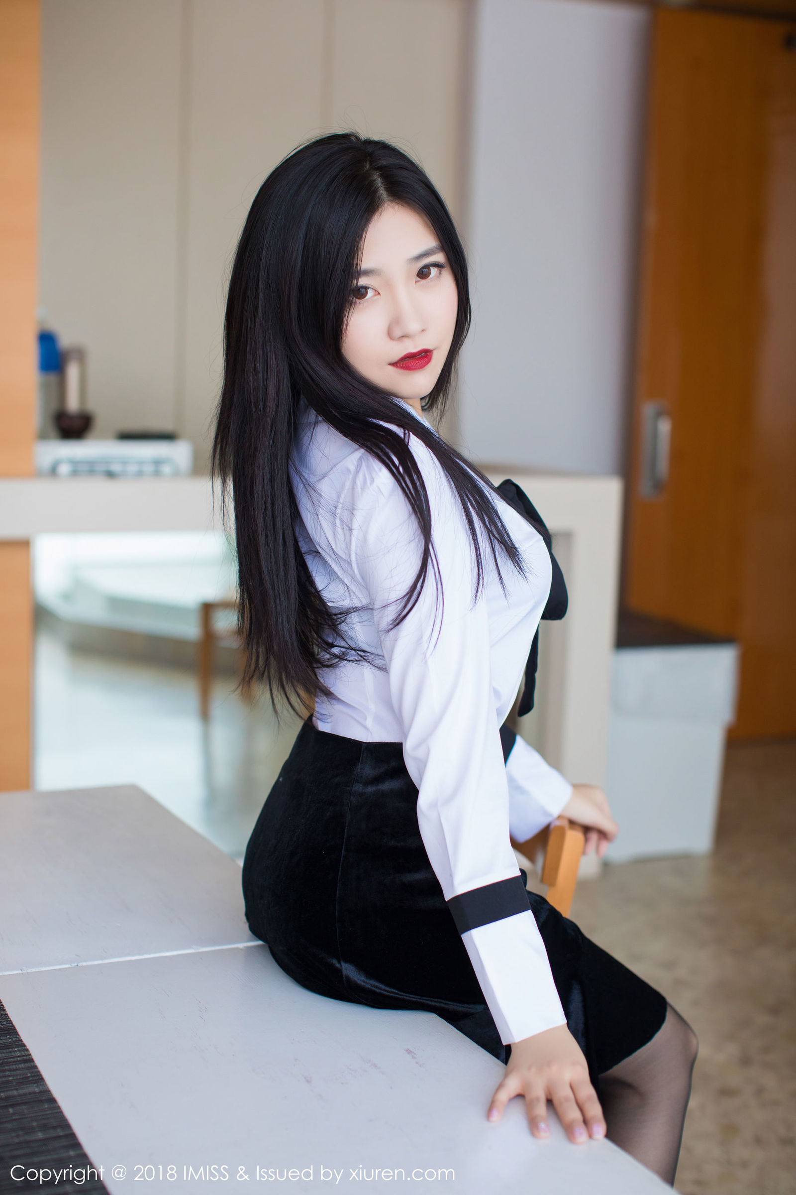 [IMiss爱蜜社] Vol.239 许诺Sabrina - 黑丝OL加紧身皮裤系列[60](第17页)