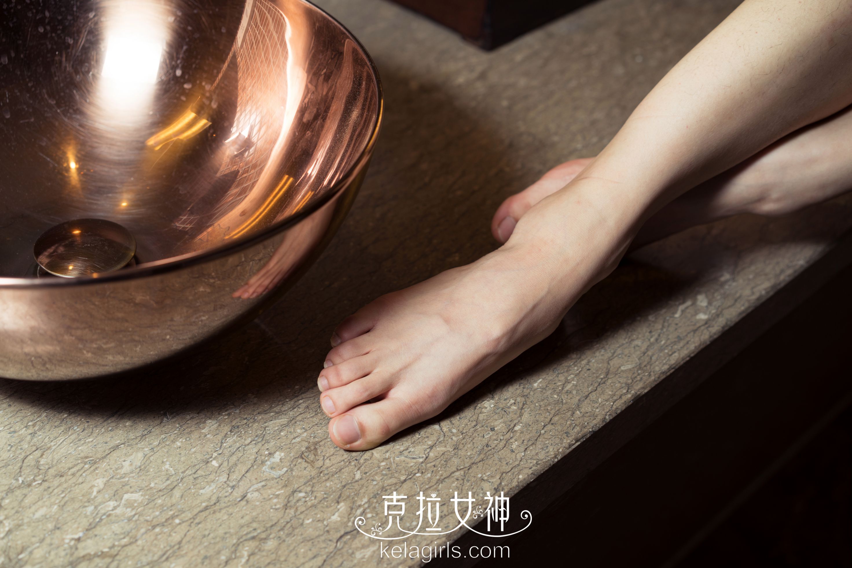 [KeLaGirls克拉女神] 周拉拉 - 铜碗盛玉足 写真图片[33](第9页)