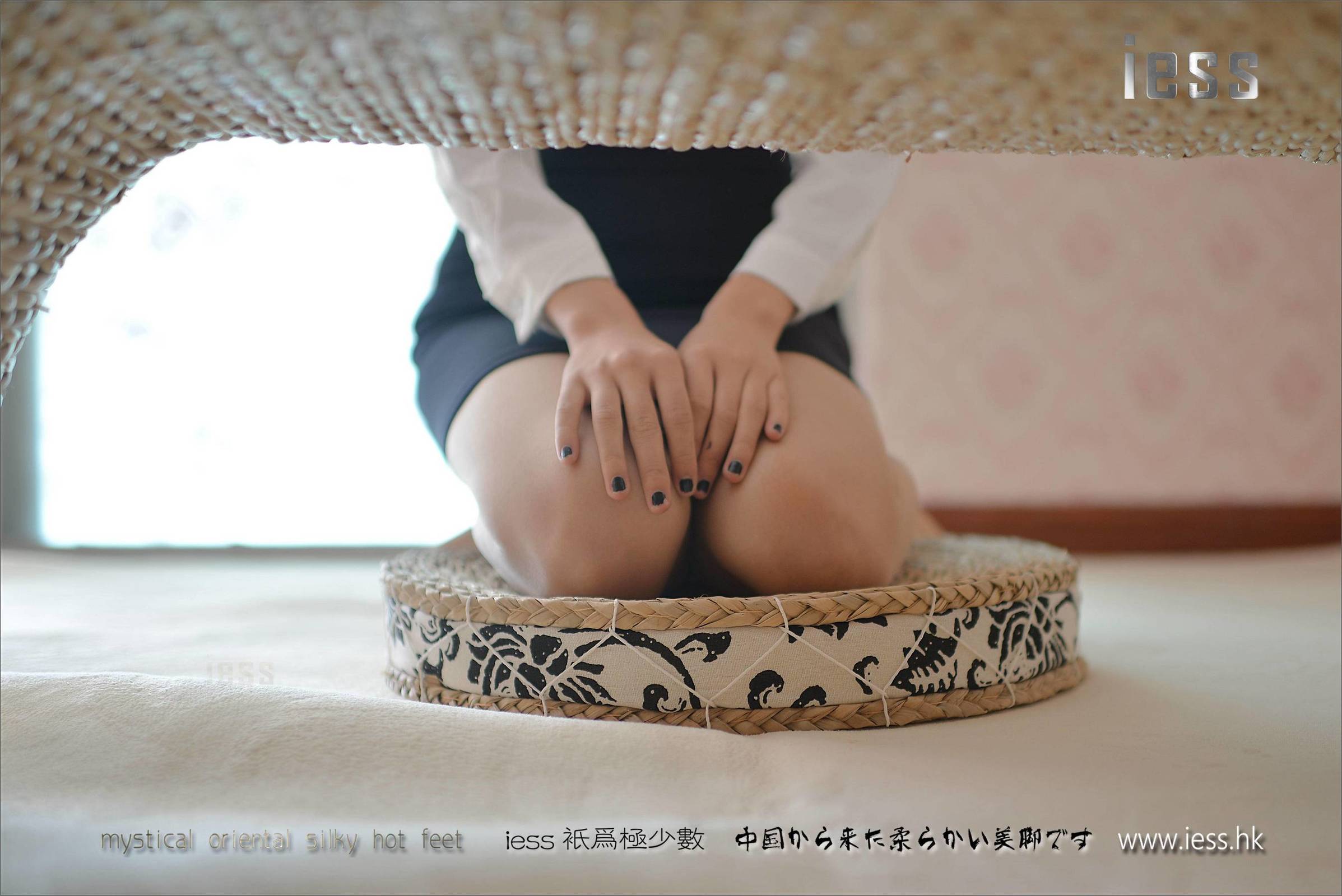[IESS异思趣向] 丝享家004 小C 《肉色长（蚕）丝》 丝足写真套图[99](第28页)