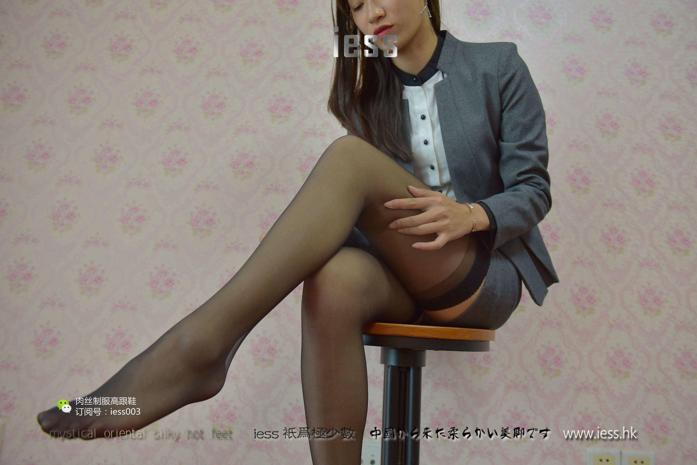 [IESS异思趣向] 丝享家006 秋秋 《S型白领的黑丝吊带袜》 丝足写真套图[98](第16页)
