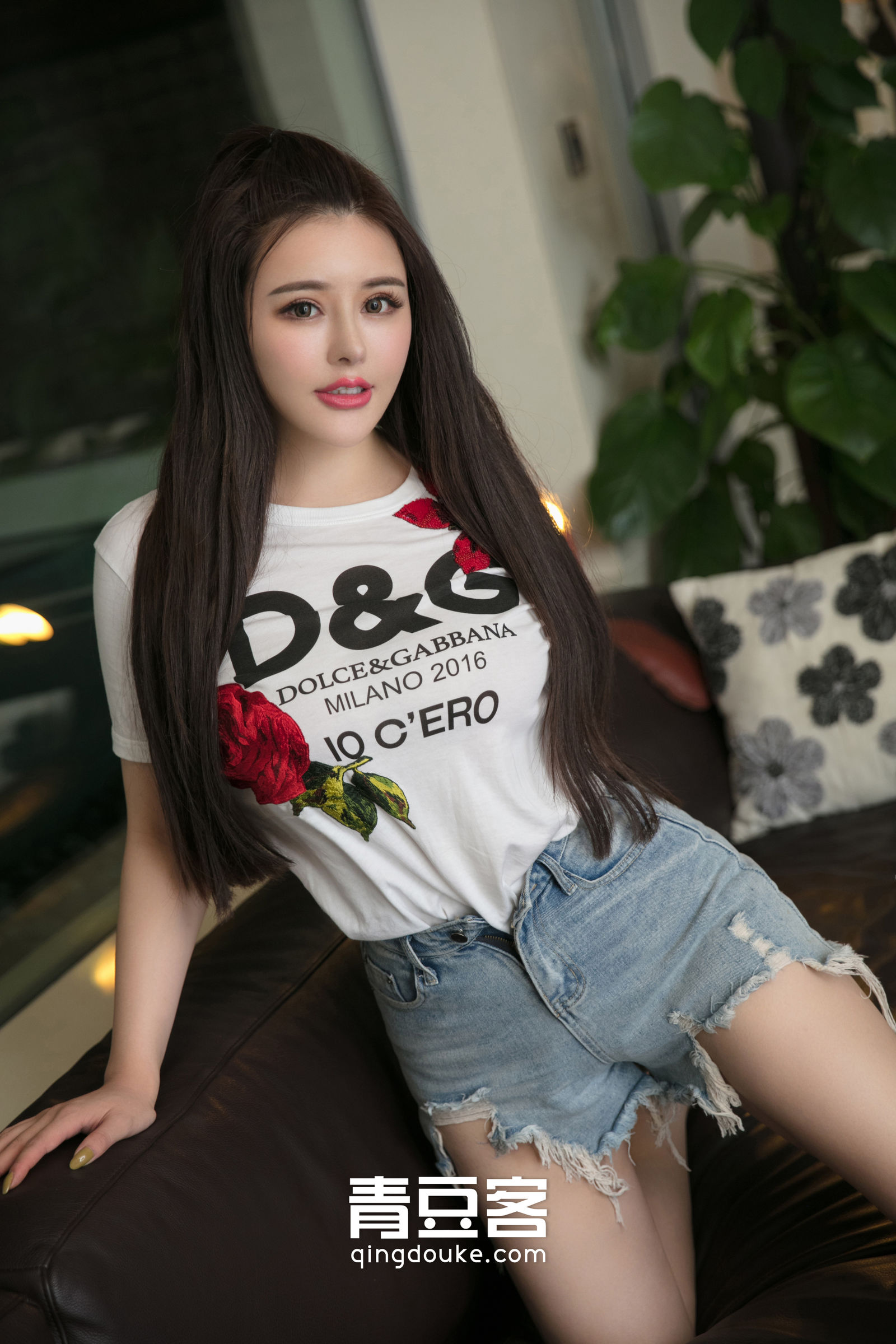 [QingDouKe青豆客] 大眼美女金BABY户外泳池风情写真秀巨乳[48](第42页)