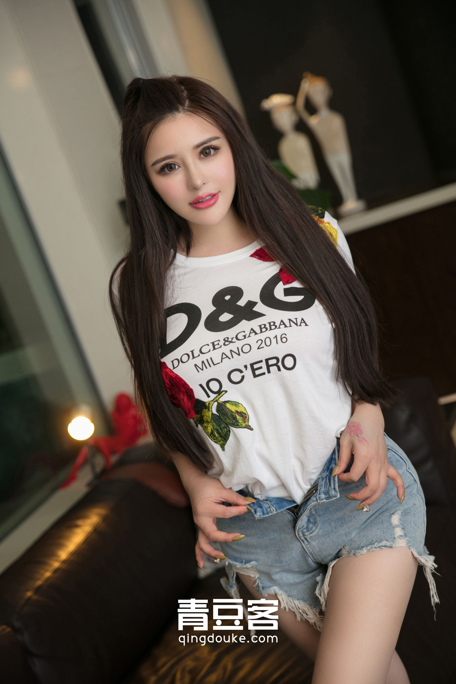 [QingDouKe青豆客] 大眼美女金BABY户外泳池风情写真秀巨乳[48](第43页)