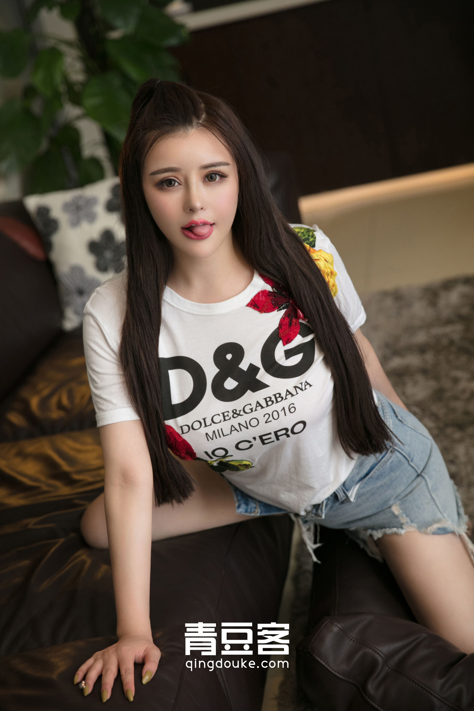 [QingDouKe青豆客] 大眼美女金BABY户外泳池风情写真秀巨乳[48](第44页)