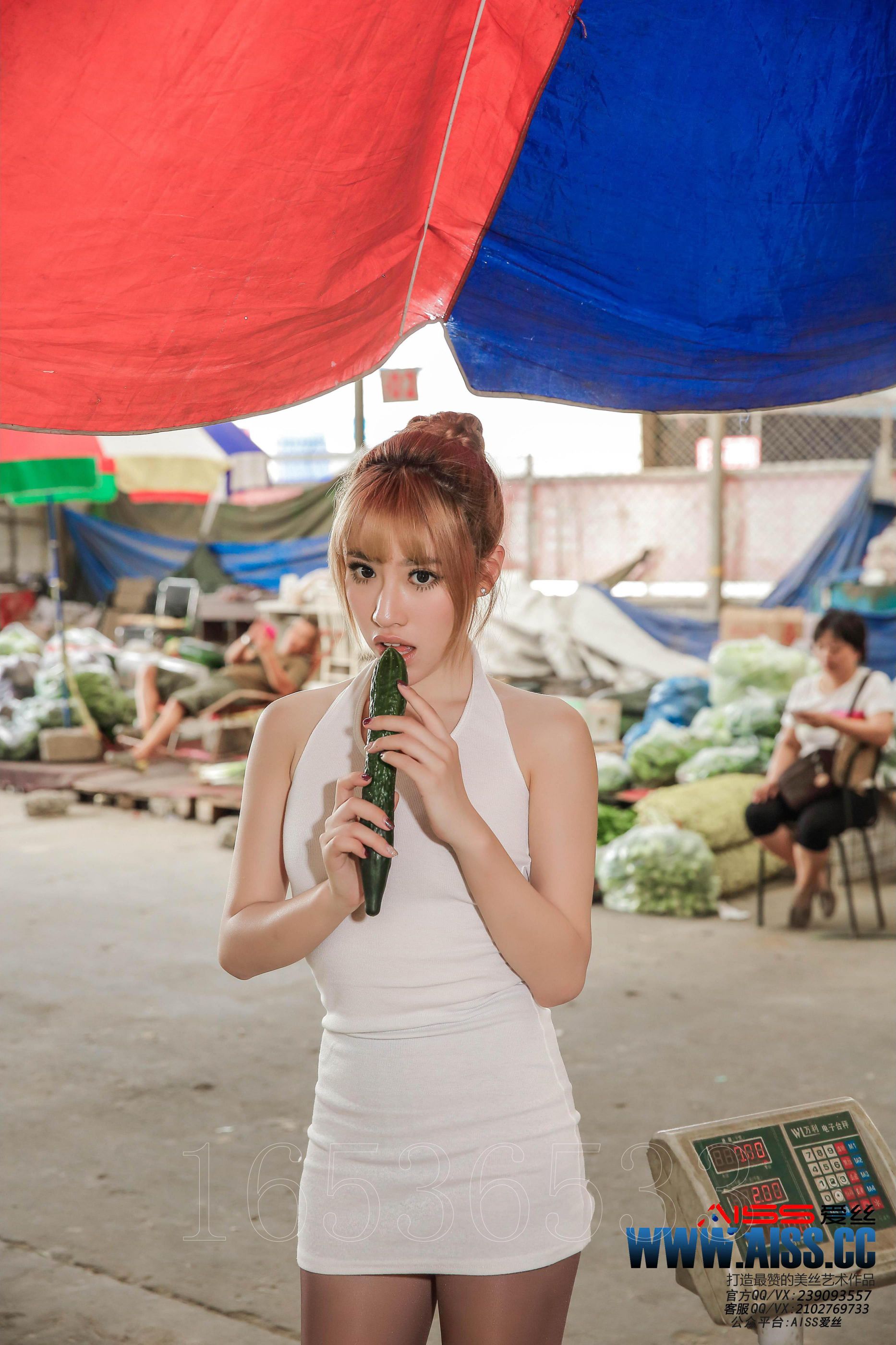 [Aiss爱丝] 何冉《闹市&美丝》写真套图[83](第29页)
