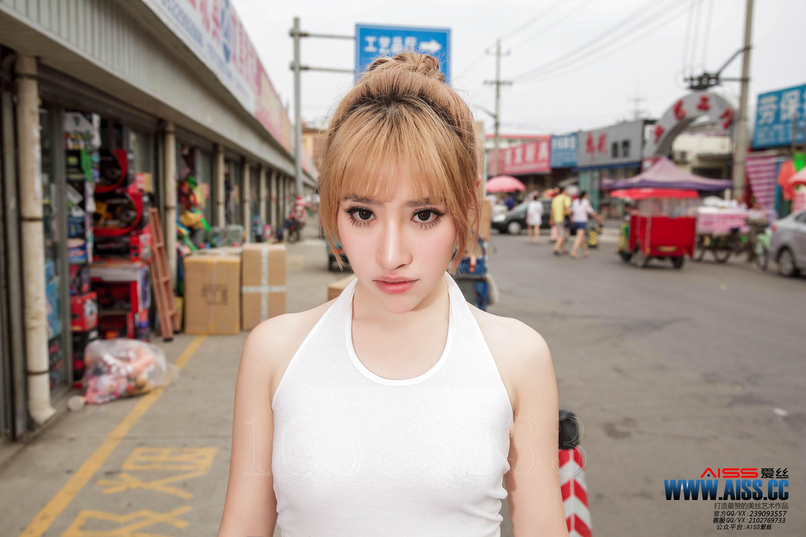 [Aiss爱丝] 何冉《闹市&美丝》写真套图[83](第70页)