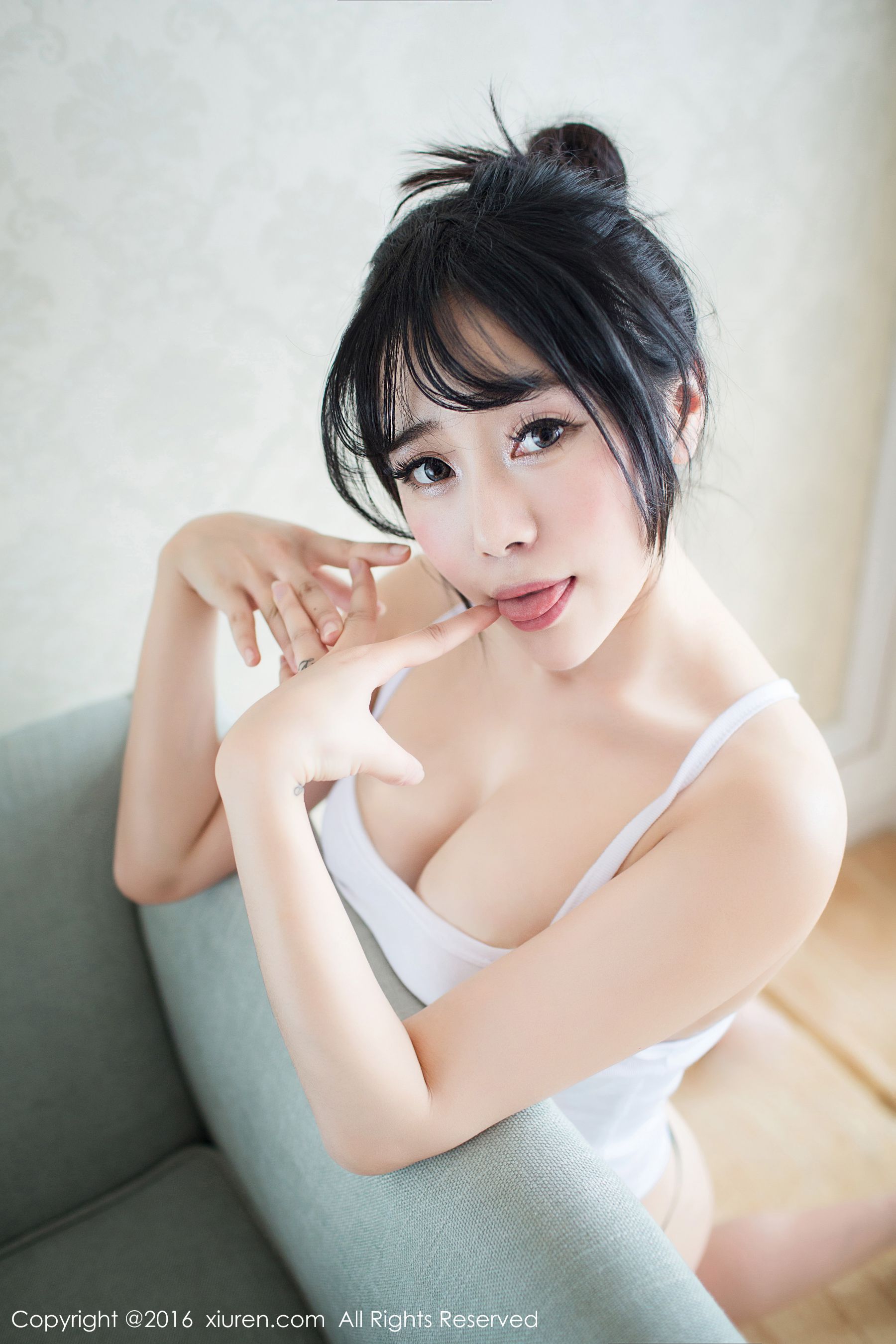 [XiuRen秀人网] No.550 兜豆靓Youlina 《香蕉小护士》写真套图[63](第44页)