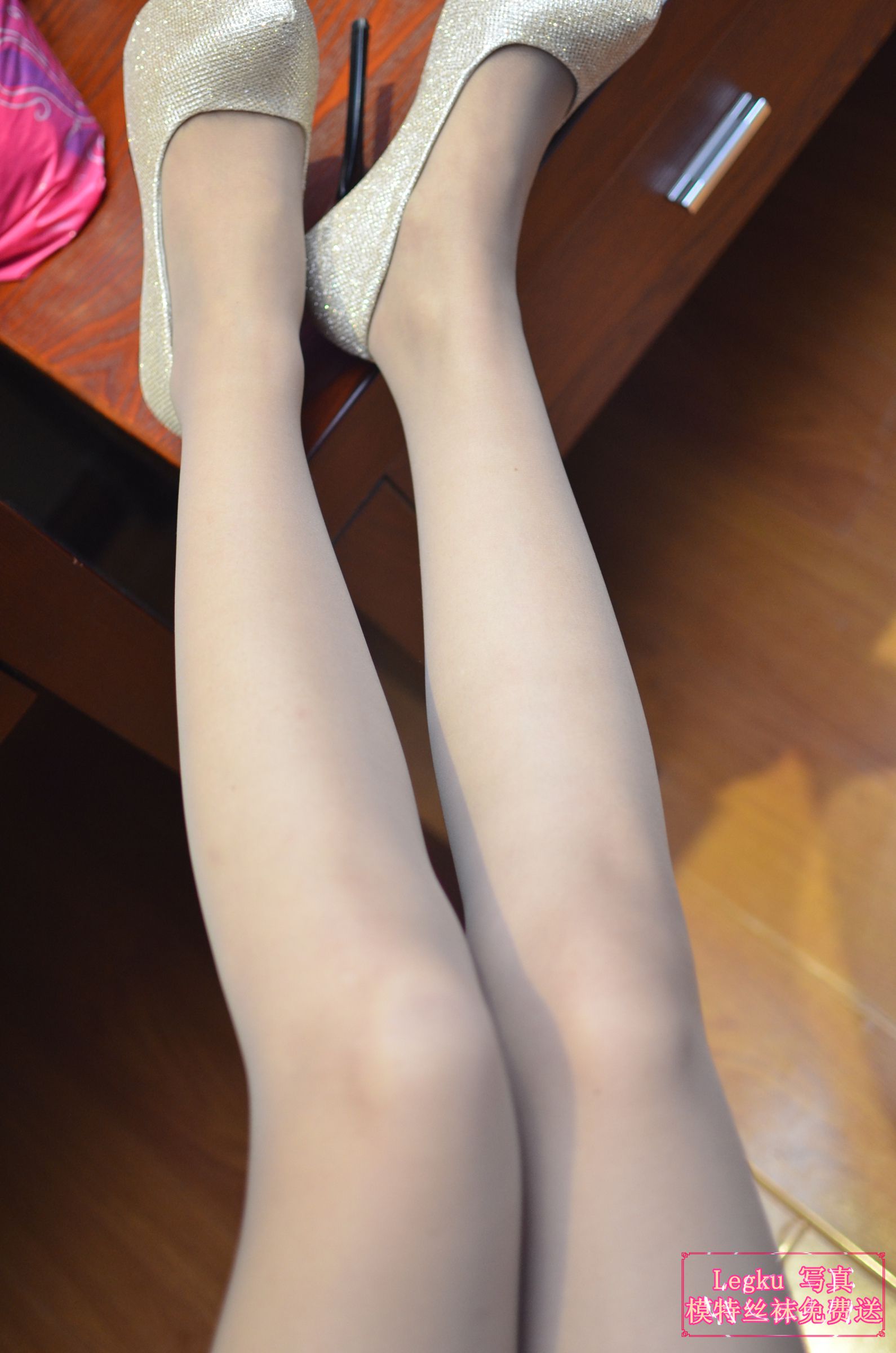 [Legku丝袜] No.137 情趣护士服+灰丝美腿 写真套图[32](第26页)