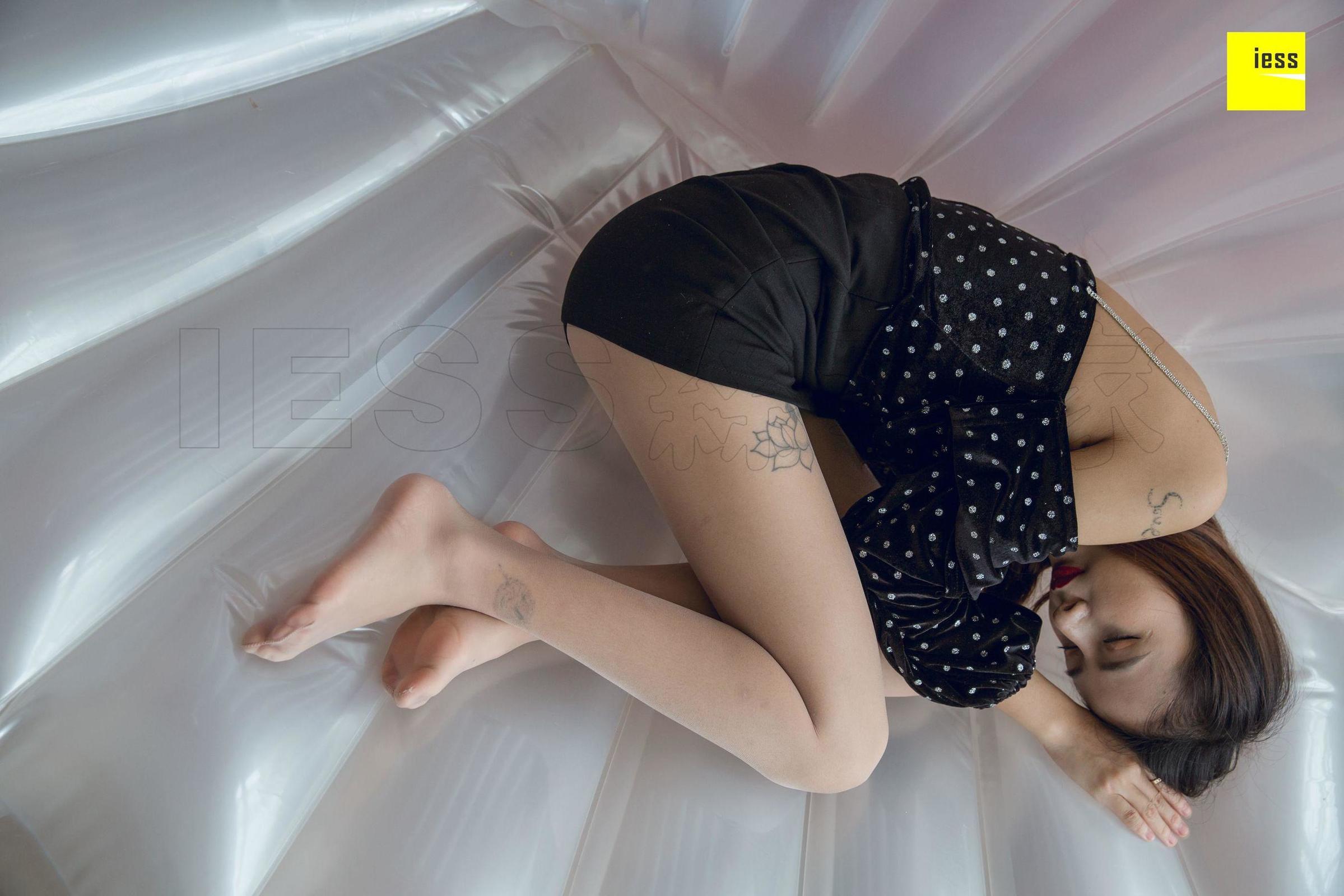 [IESS异思趣向] 小韩 《天使也爱肉丝》丝袜美腿写真套图[94](第80页)