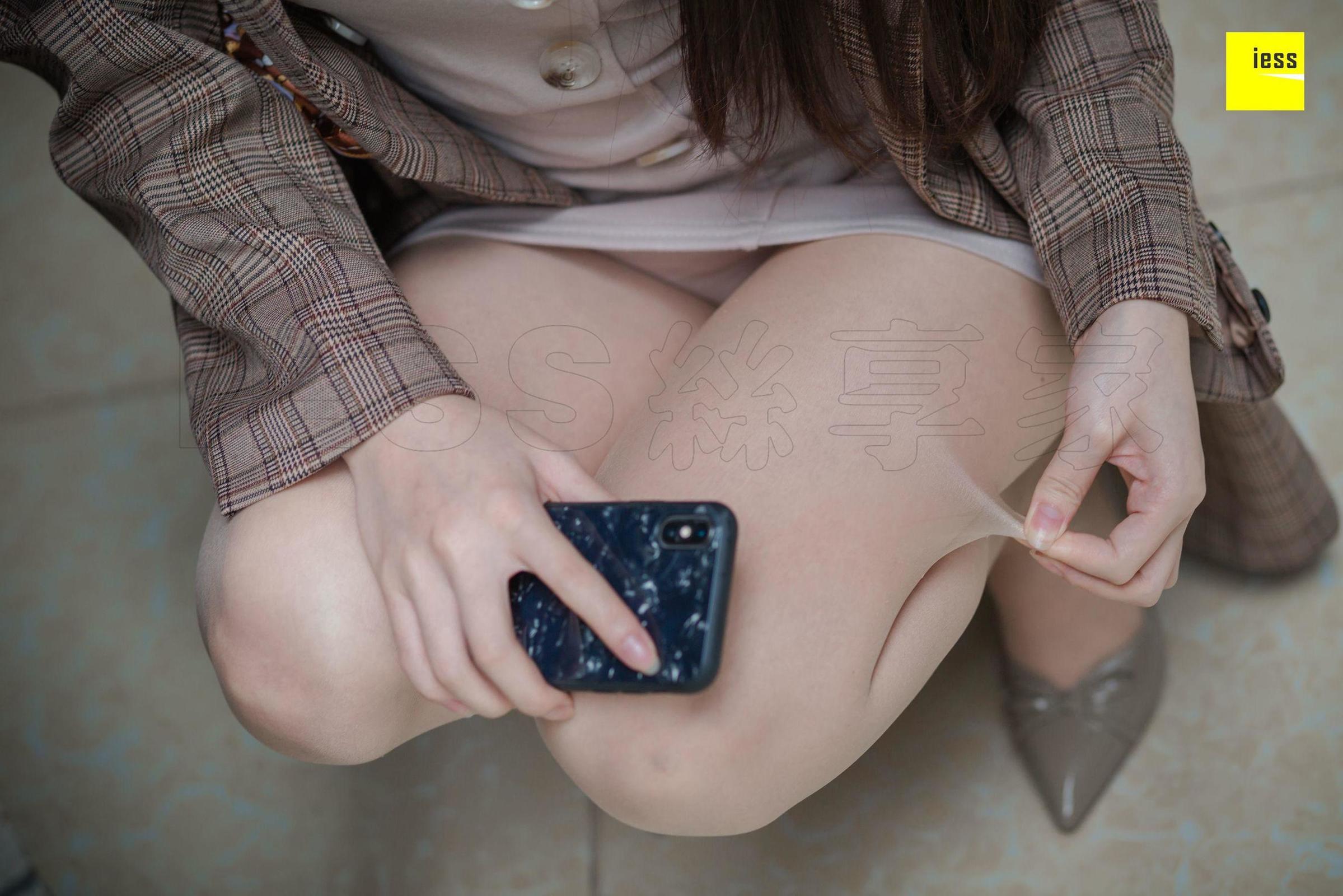 [IESS异思趣向]  云芝 《小区楼下偶遇云芝》丝袜美腿写真套图[90](第9页)