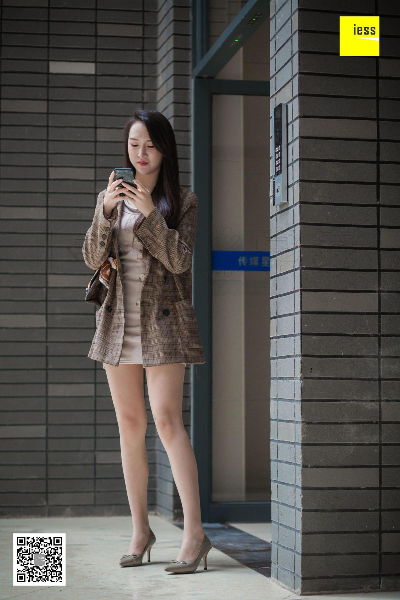 [IESS异思趣向]  云芝 《小区楼下偶遇云芝》丝袜美腿写真套图[90](第24页)