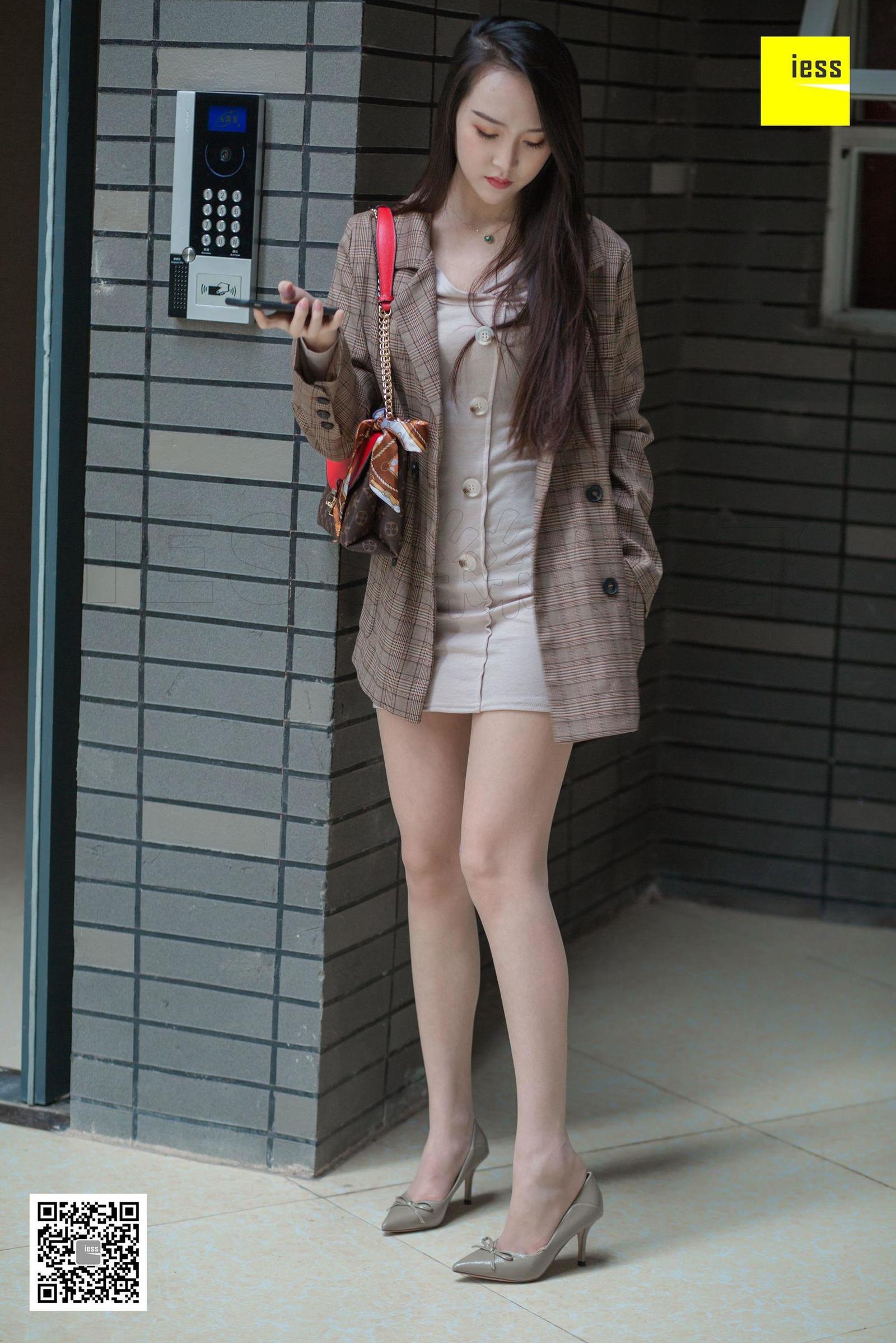 [IESS异思趣向]  云芝 《小区楼下偶遇云芝》丝袜美腿写真套图[90](第32页)