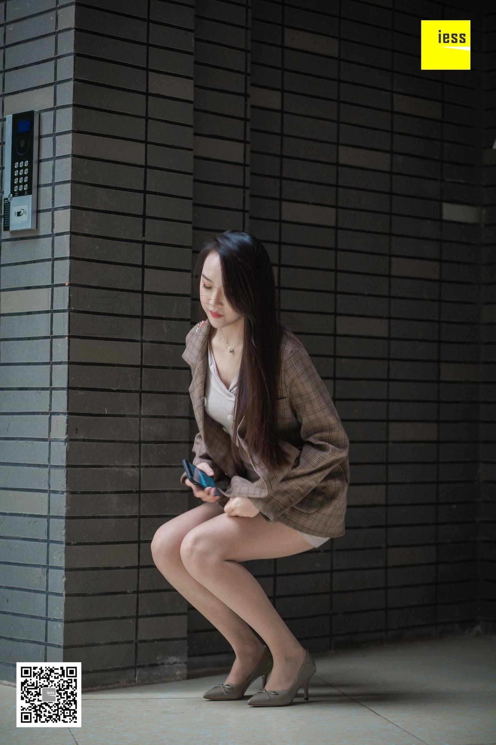 [IESS异思趣向]  云芝 《小区楼下偶遇云芝》丝袜美腿写真套图[90](第85页)