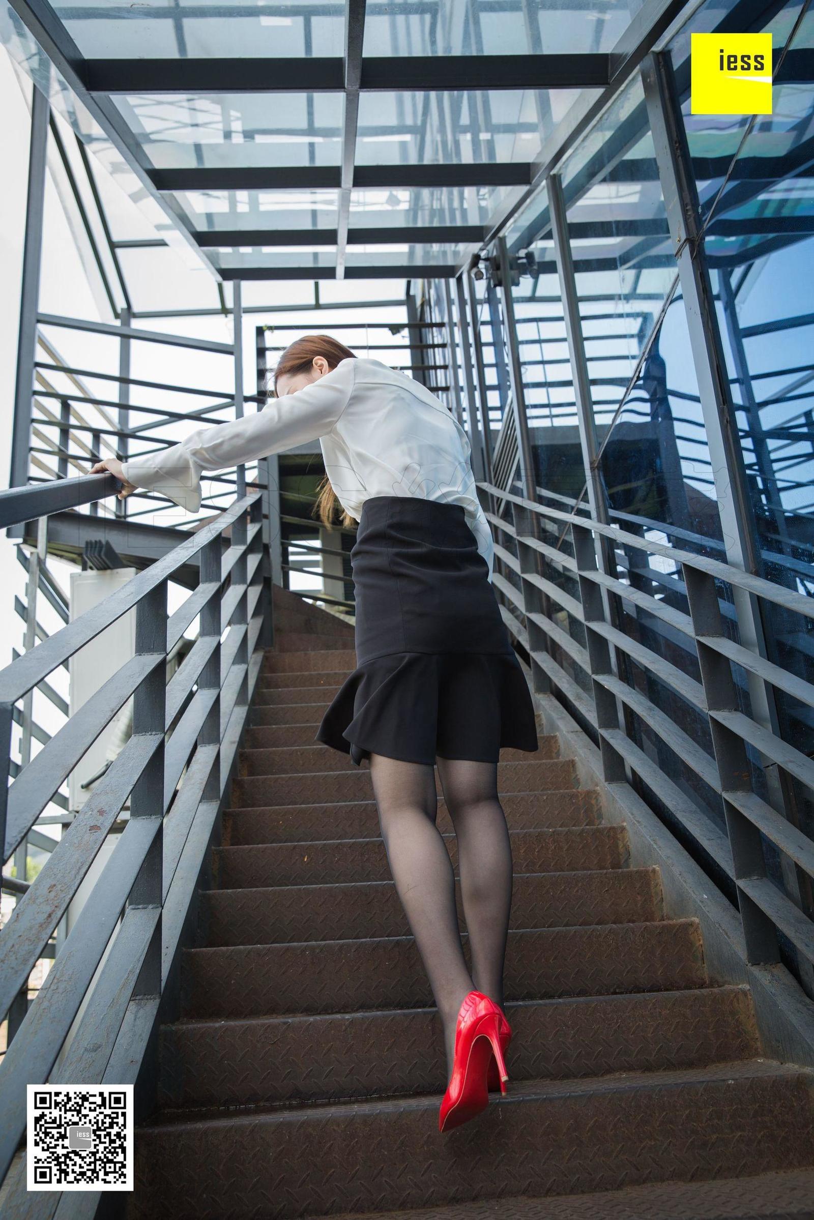 [IESS异思趣向] 紫紫 《被风吹乱的裙摆》丝袜美腿写真套图[95](第37页)