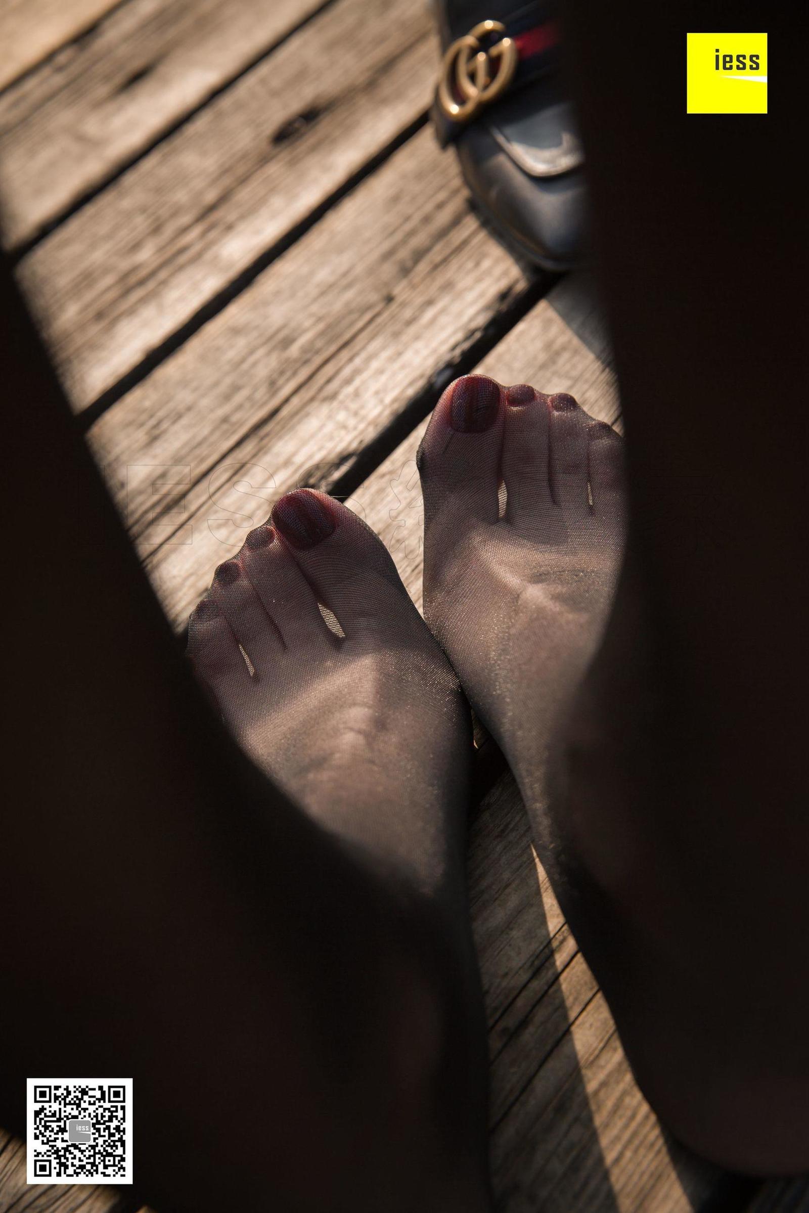 [IESS异思趣向] 紫紫 《被风吹乱的裙摆》丝袜美腿写真套图[95](第44页)