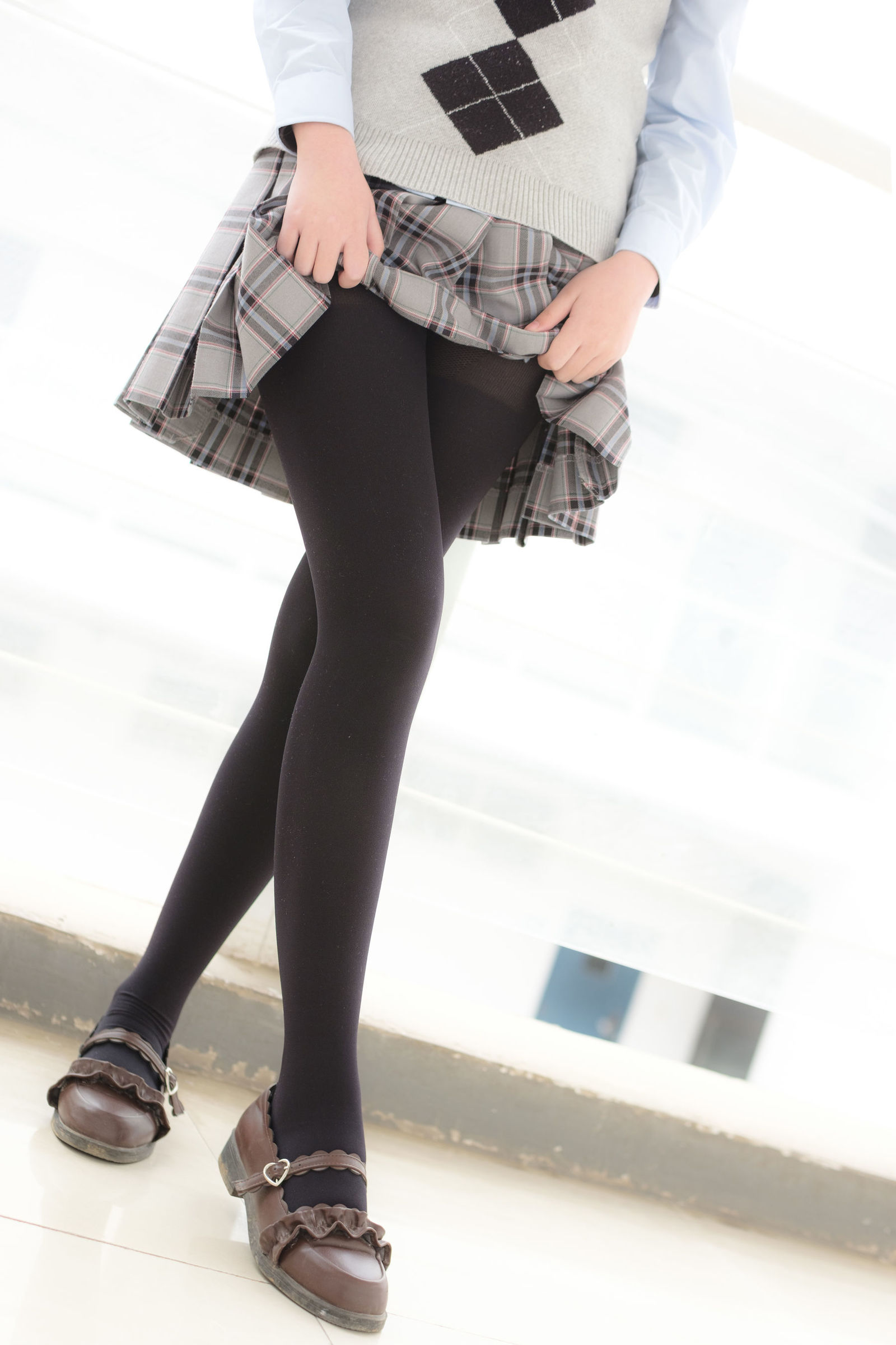 [森萝财团-萝莉丝袜写真] X-014 黑丝学妹美脚[116](第18页)