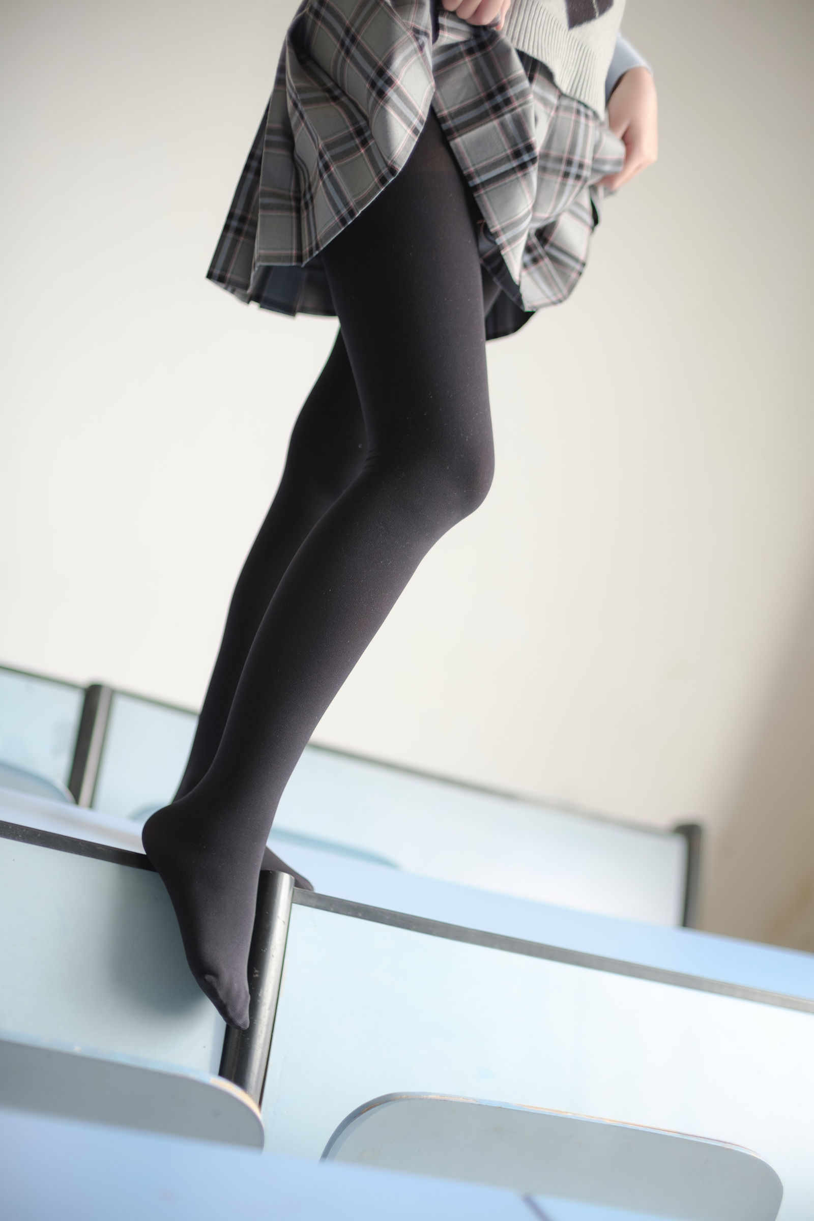 [森萝财团-萝莉丝袜写真] X-014 黑丝学妹美脚[116](第105页)