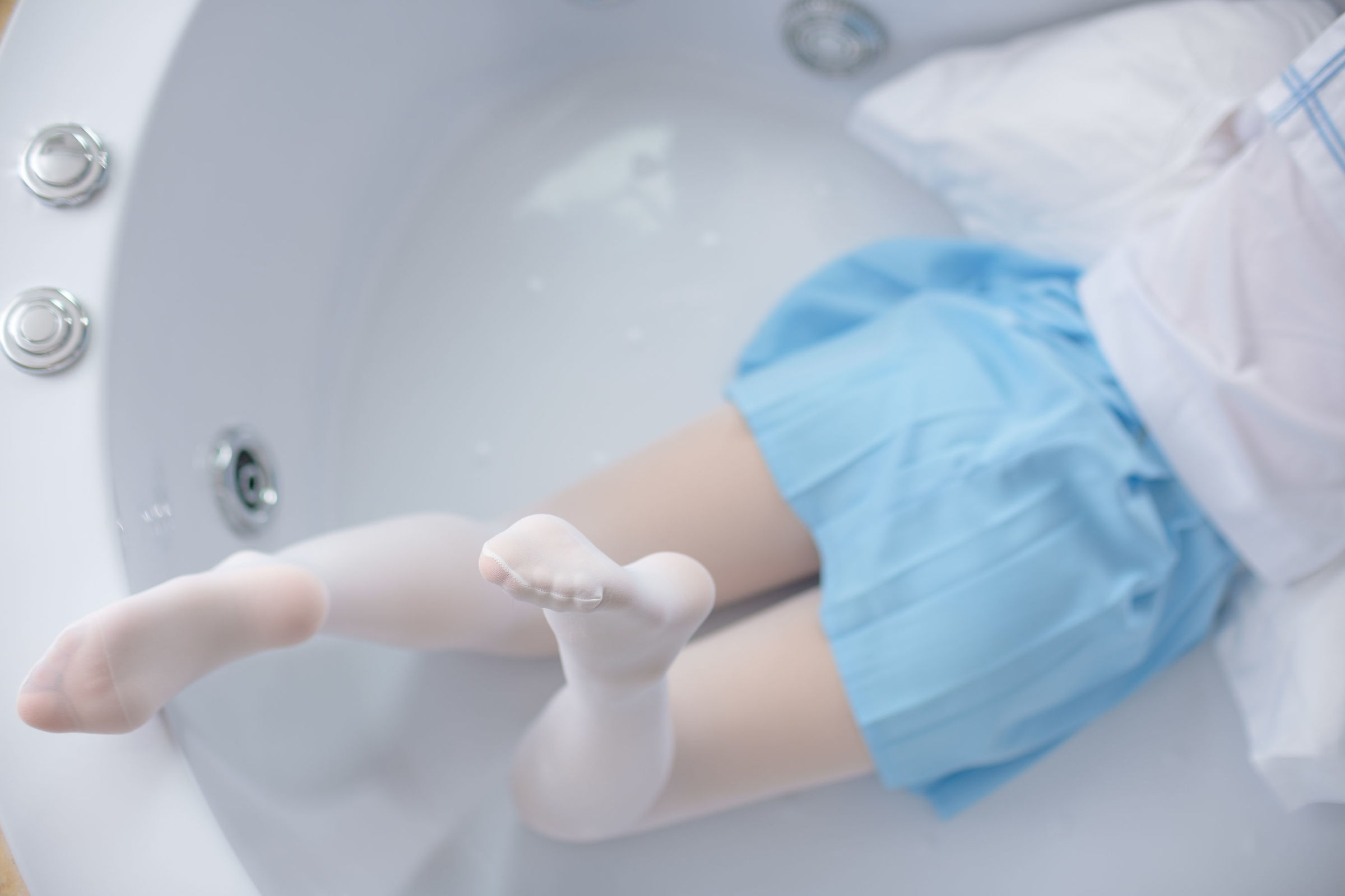 [森萝财团] X-032 JK浴缸戏水 萝莉丝袜写真套图[129](第42页)
