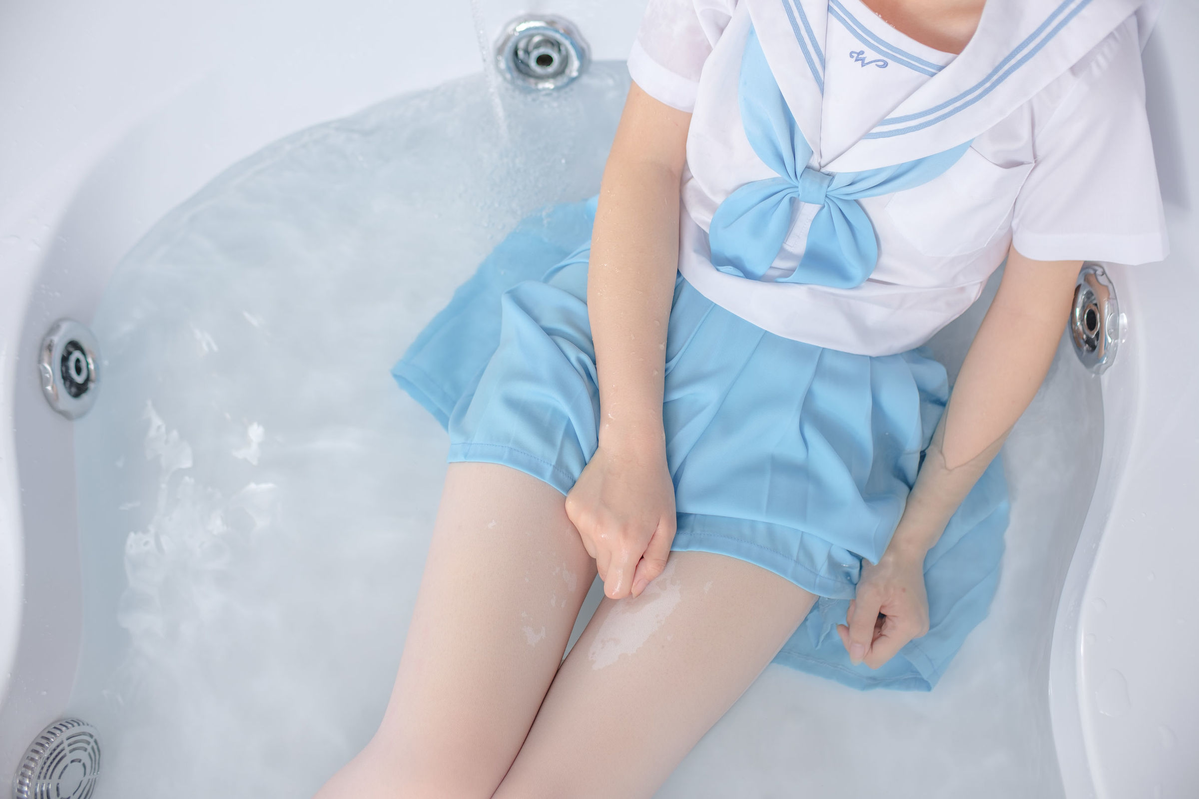 [森萝财团] X-032 JK浴缸戏水 萝莉丝袜写真套图[129](第112页)