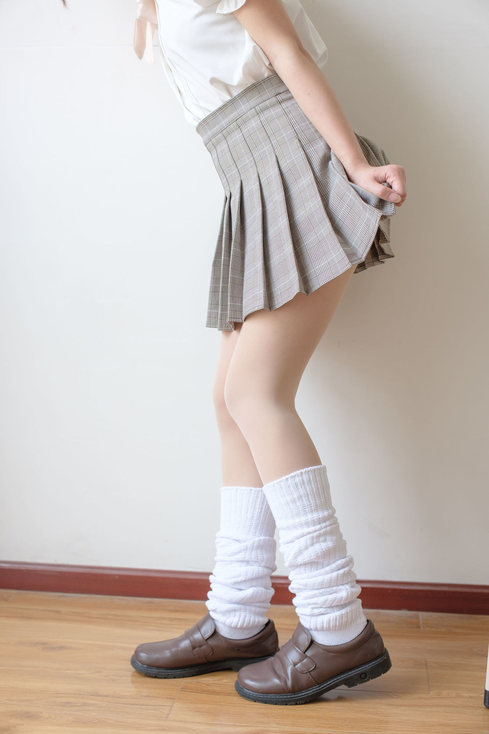 [森萝财团] X-033 肉丝白厚棉袜 萝莉丝袜写真套图[102](第12页)