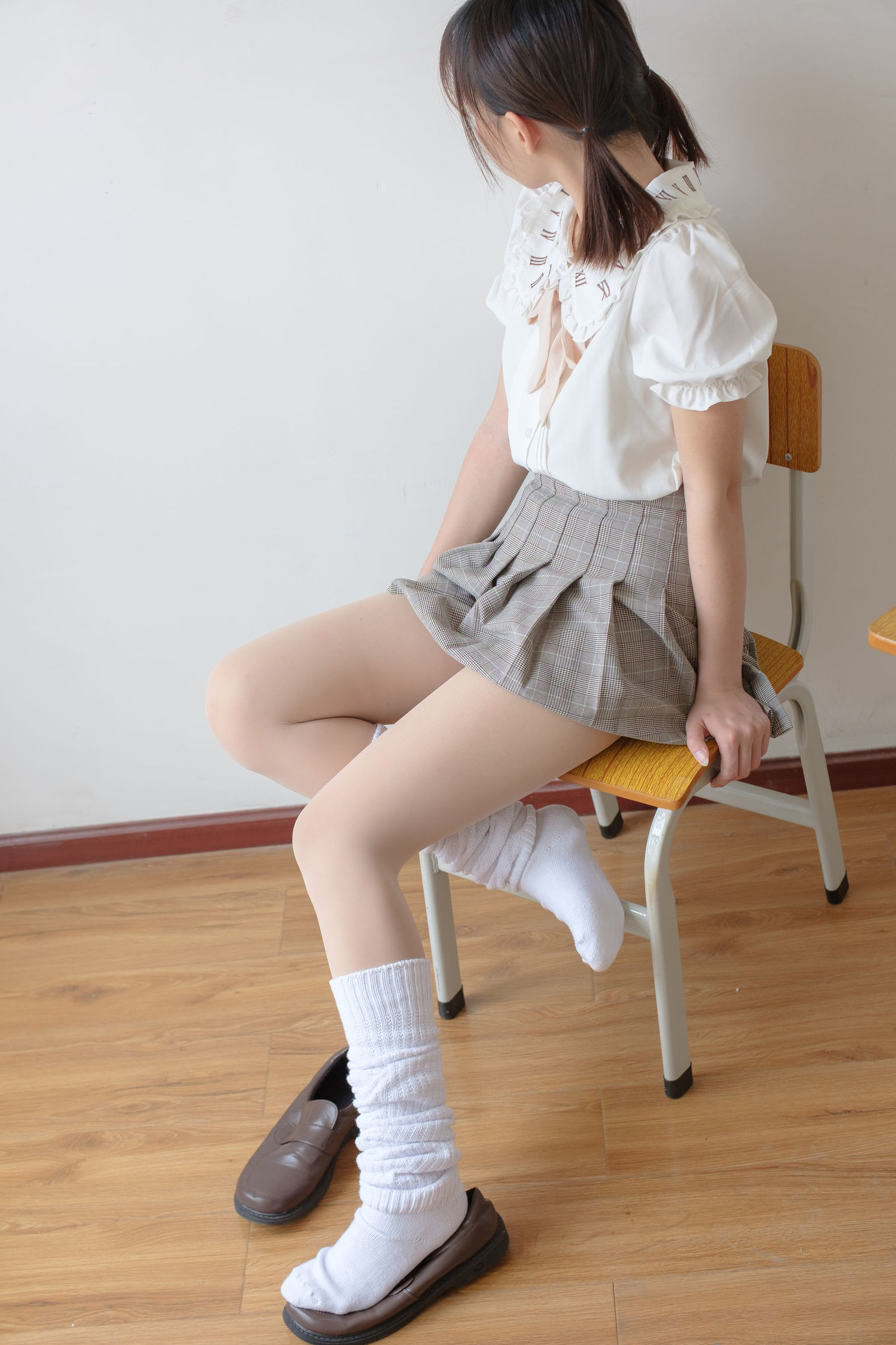 [森萝财团] X-033 肉丝白厚棉袜 萝莉丝袜写真套图[102](第25页)