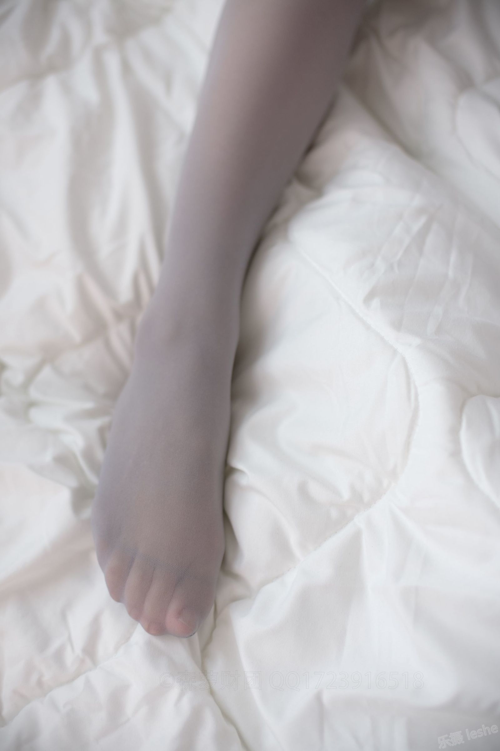 [森萝财团] X-045 开档丝袜少女 萝莉丝袜写真套图[96](第51页)