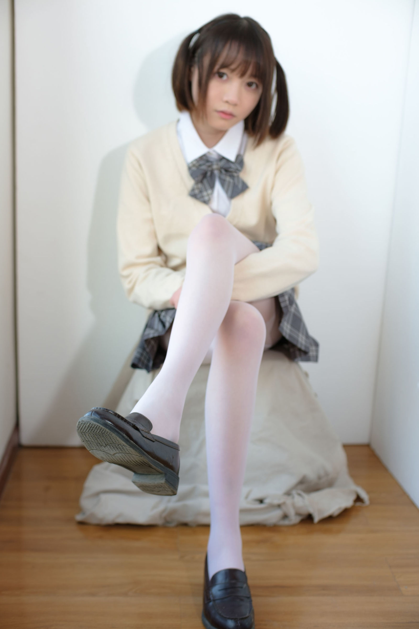[森萝财团-萝莉丝袜写真] X-010-SSR JK校服白丝[83](第51页)