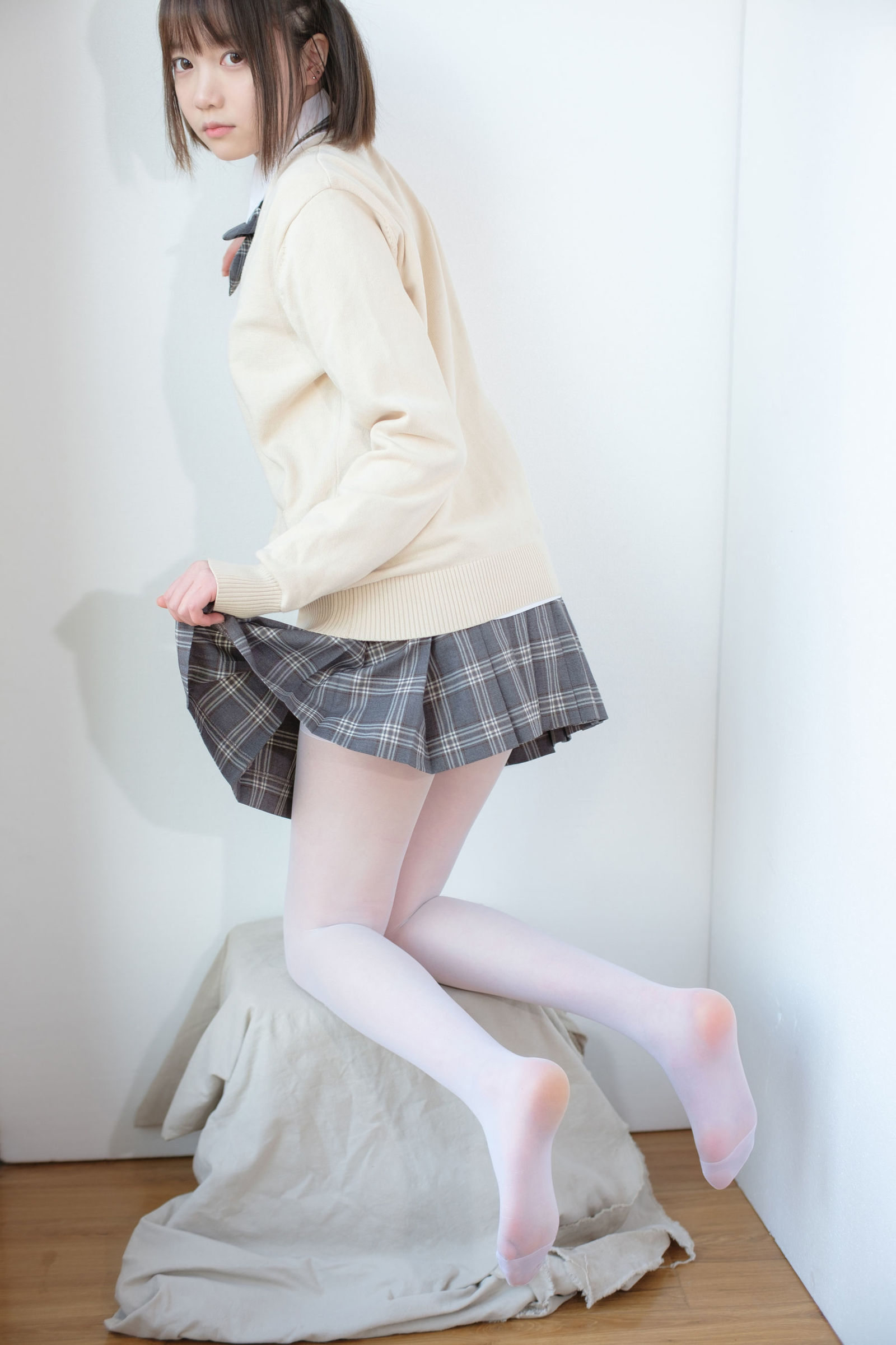 [森萝财团-萝莉丝袜写真] X-010-SSR JK校服白丝[83](第56页)