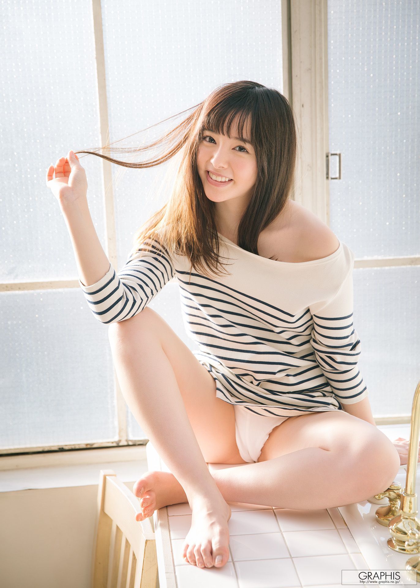 [Graphis] Gravure 初脱ぎ娘 No.157 小倉由菜 Yuna Ogura 写真套图[64](第48页)