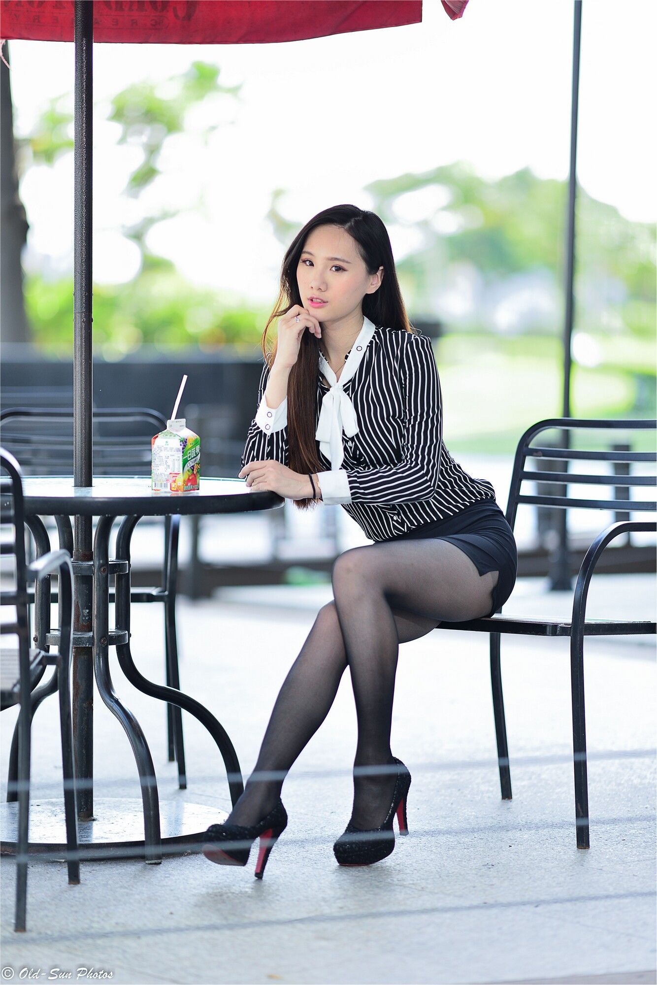 [台湾正妹] 张小米 - 黑丝OL女郎外拍 写真图片[75](第32页)