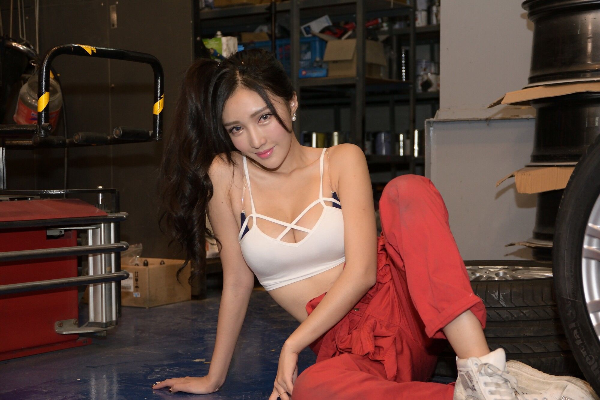 [台湾正妹] 赵芸syuan - 美颜的汽车修理工 写真图片[80](第70页)