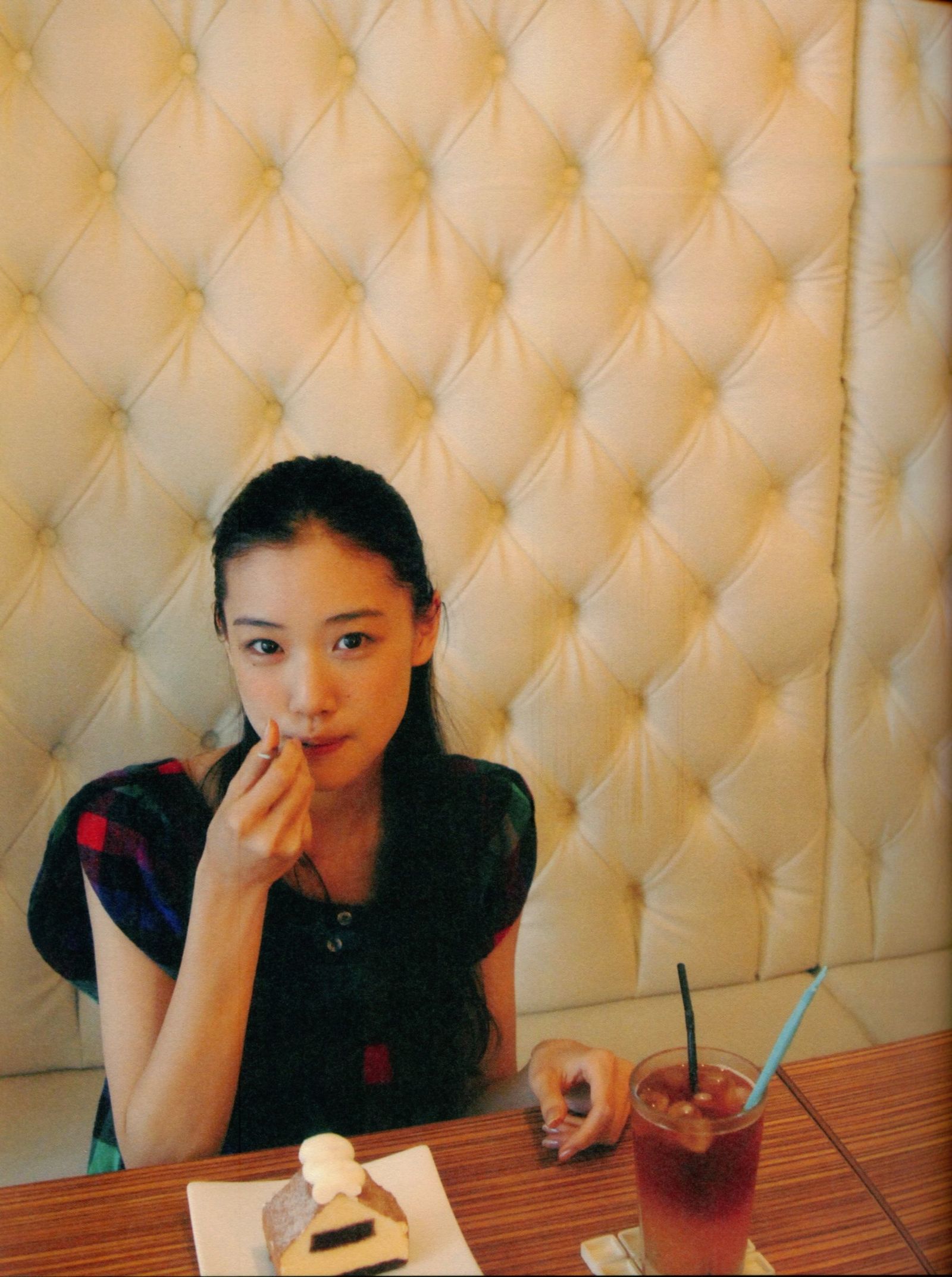 苍井优  - 『回転テーブルはむつかしい。』[120](第84页)