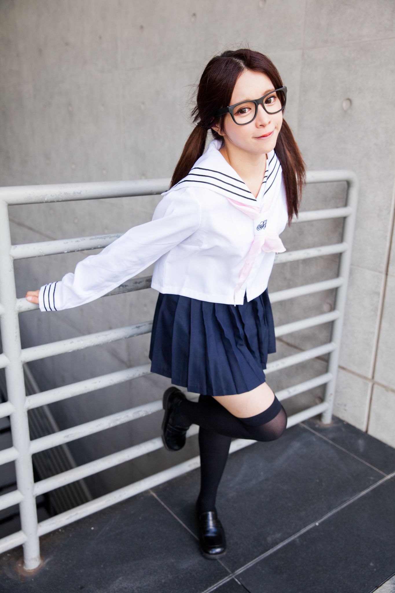 台湾妹子张齐郡JULIE - 水手服学生装外拍套图[92](第38页)