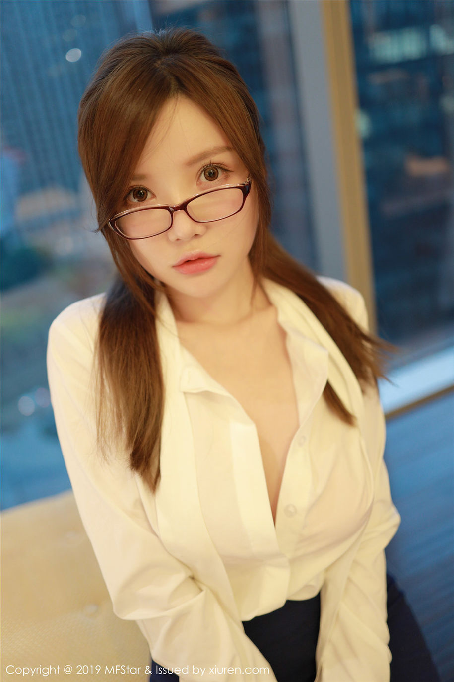 丰满秘书糯美子Mini制服丝袜诱惑写真集(第32页)