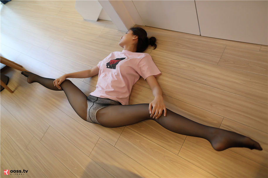 ROSI写真  黑丝少妇一字马美腿诱惑写真(第26页)
