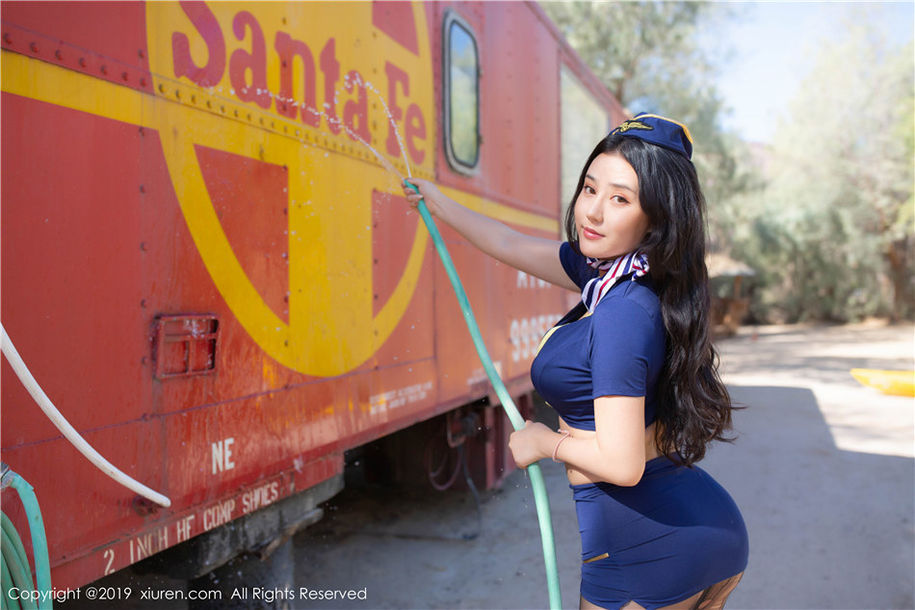 列车乘务员Manuela玛鲁娜丰满美乳诱惑写真集(第35页)