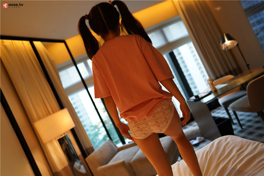 ROSI写真 骨感学生妹翘臀诱惑私房照(第40页)