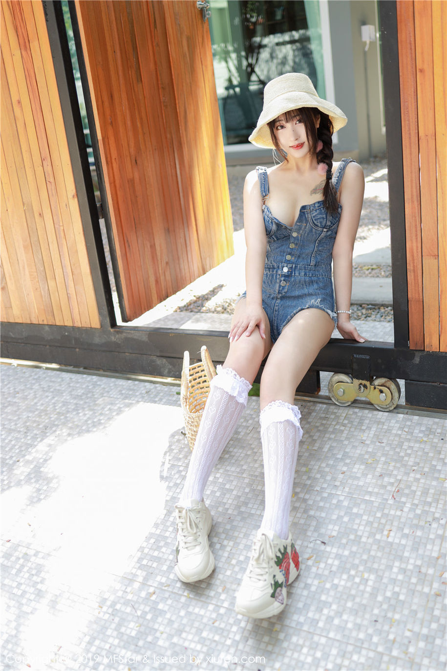 小清新美女Betty林子欣背带牛仔裤酥胸诱惑写真集(第34页)