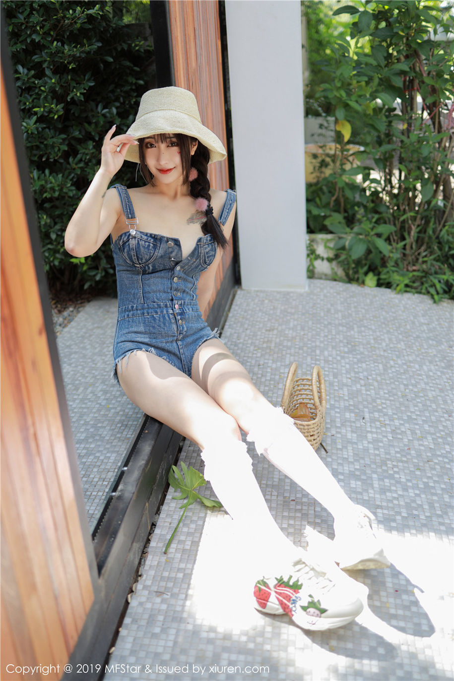 小清新美女Betty林子欣背带牛仔裤酥胸诱惑写真集(第43页)
