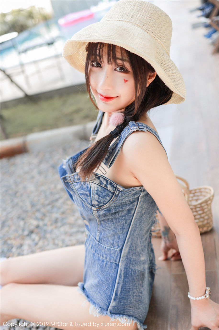 小清新美女Betty林子欣背带牛仔裤酥胸诱惑写真集(第39页)