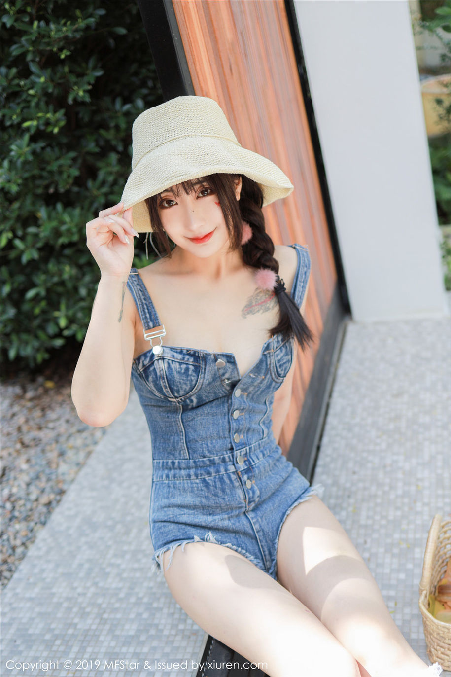 小清新美女Betty林子欣背带牛仔裤酥胸诱惑写真集(第42页)