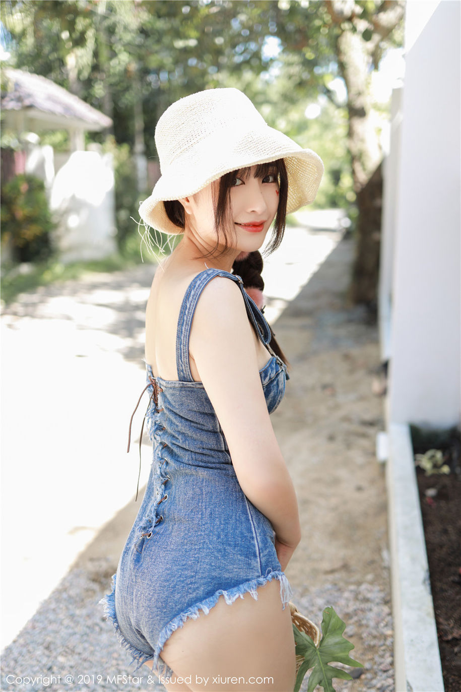小清新美女Betty林子欣背带牛仔裤酥胸诱惑写真集(第51页)