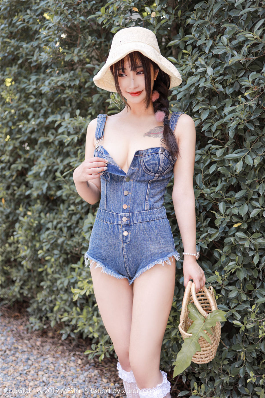 小清新美女Betty林子欣背带牛仔裤酥胸诱惑写真集(第54页)